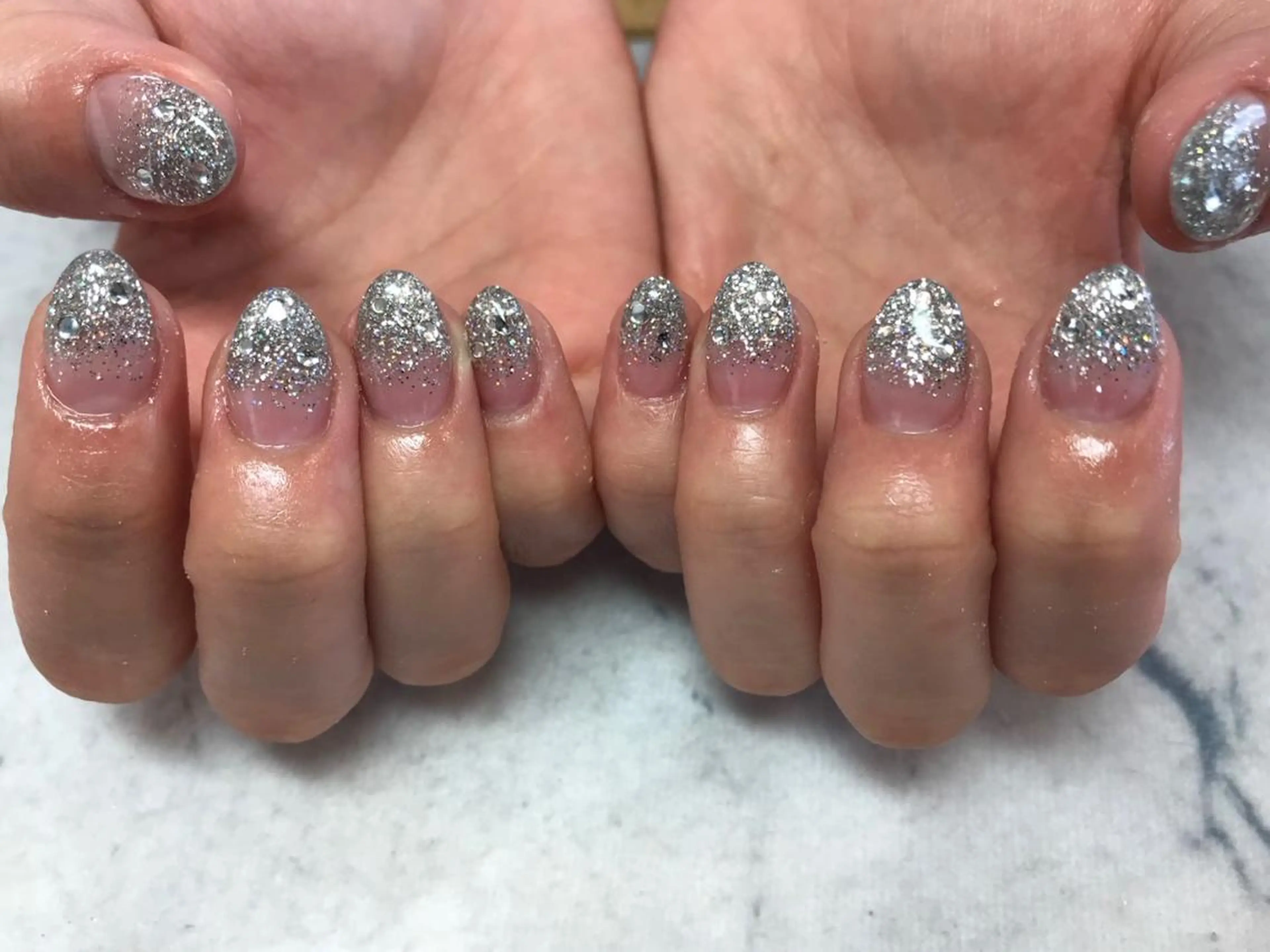 ネイル ネイルリボン 受付スタッフのネイルデザイン