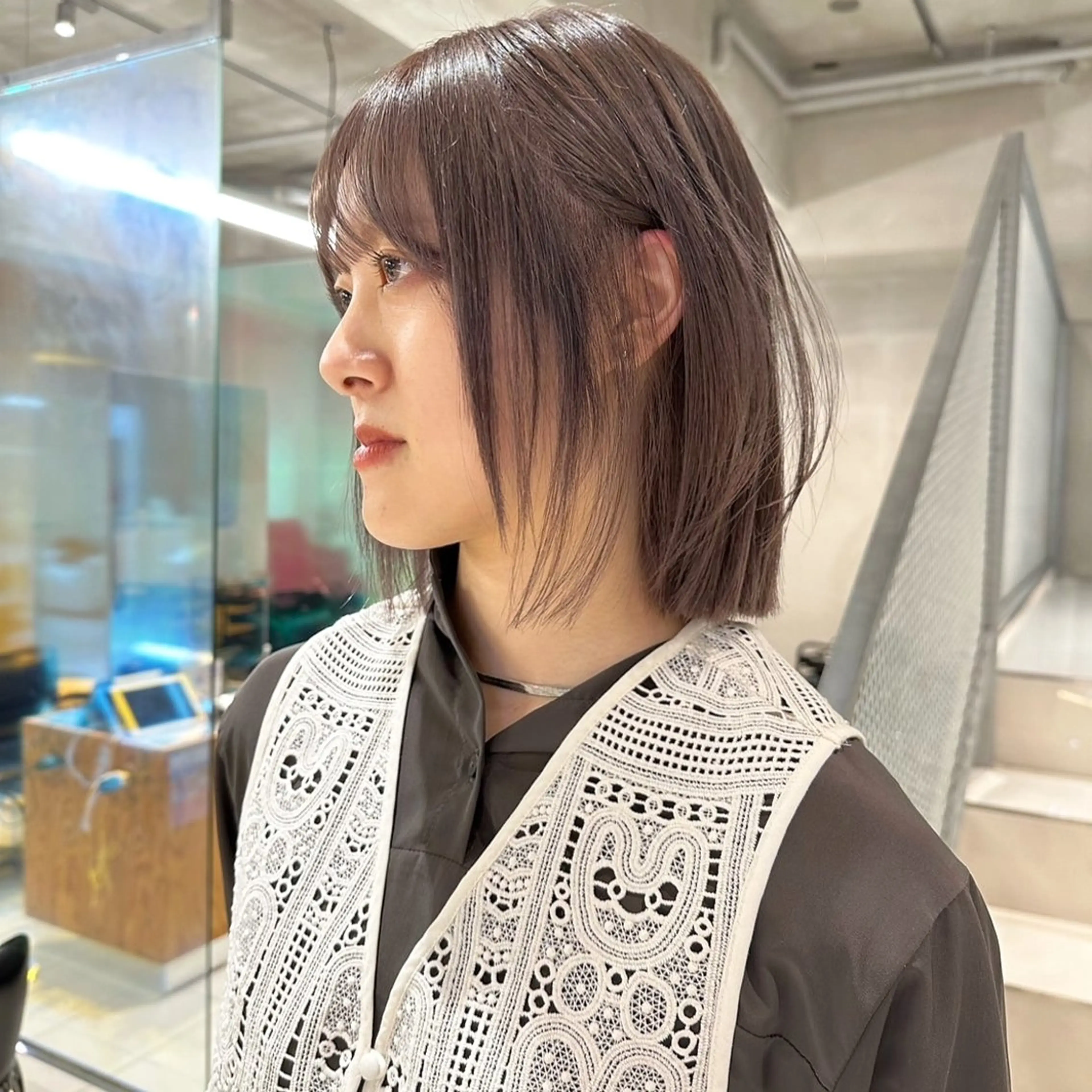 ショート ヘアカラー 🧸ミルクティー／ ぷつっとボブ｜ミクのヘアスタイル