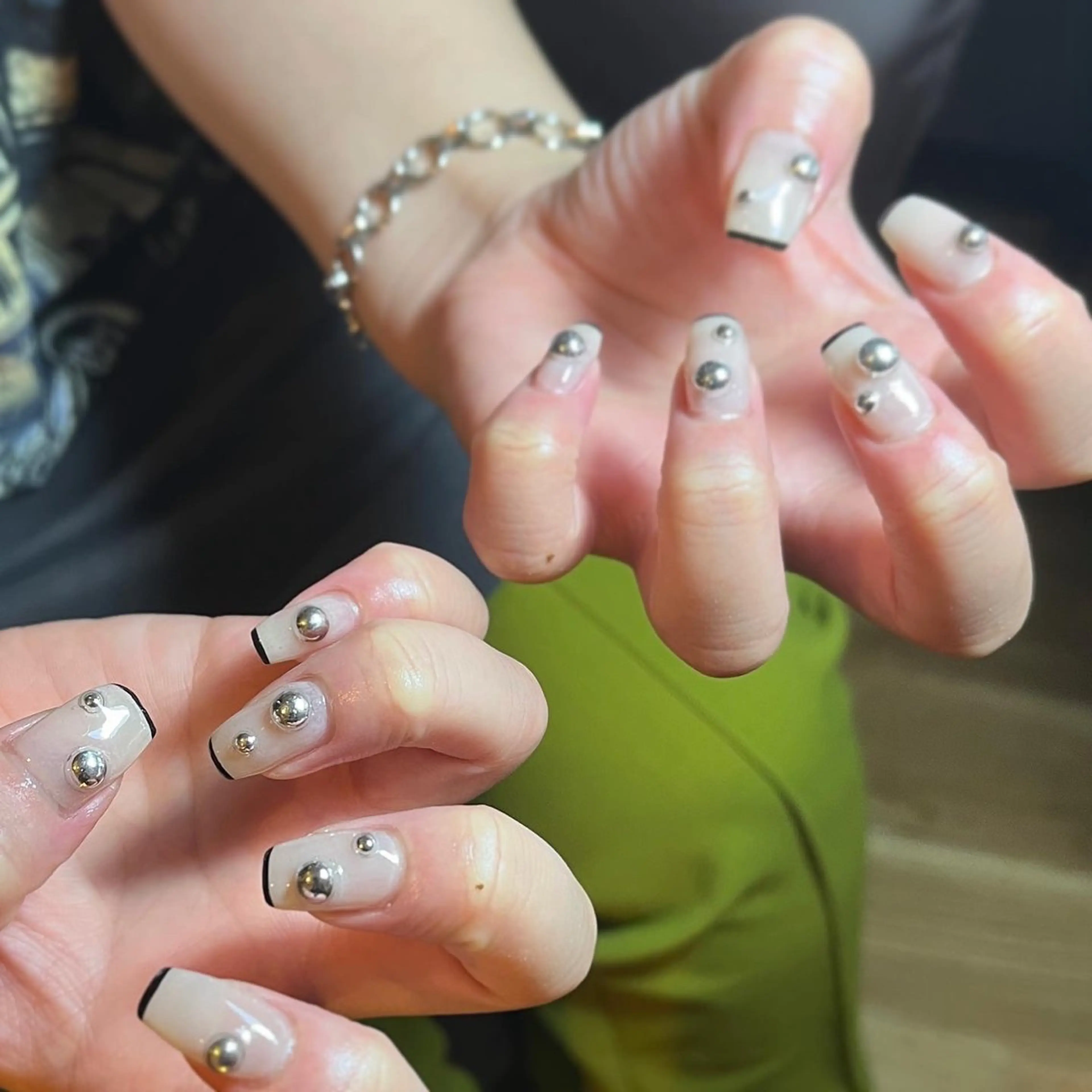 ネイル シルバー フリーランス¨̮⃝ ネイリストOKADAのネイルデザイン