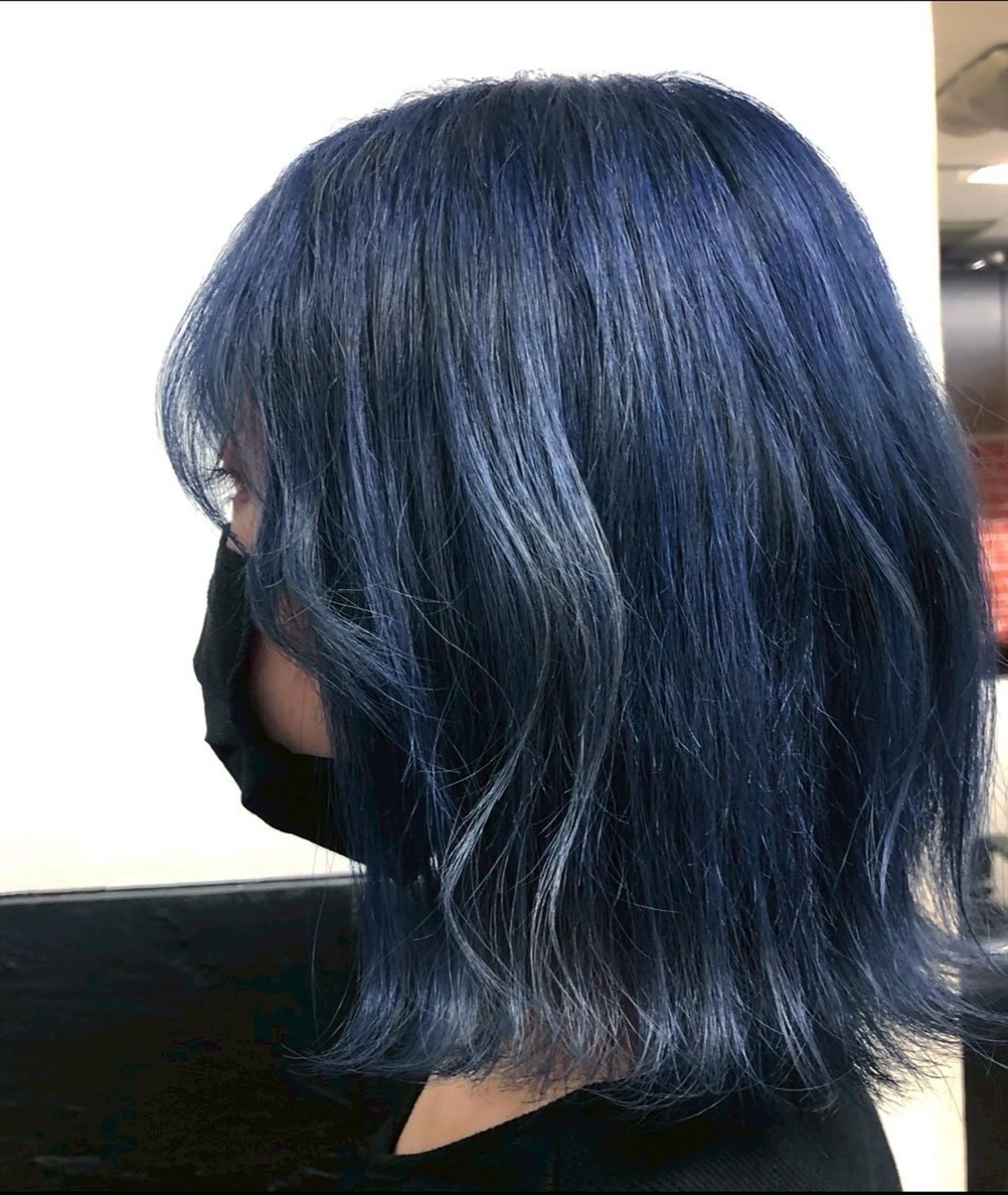 カラー ブリーチ ネイビーカラー CAFE  and  HAIR  SALON  re:verb所属・今枝莉菜 上品なツヤカラーのヘアスタイル