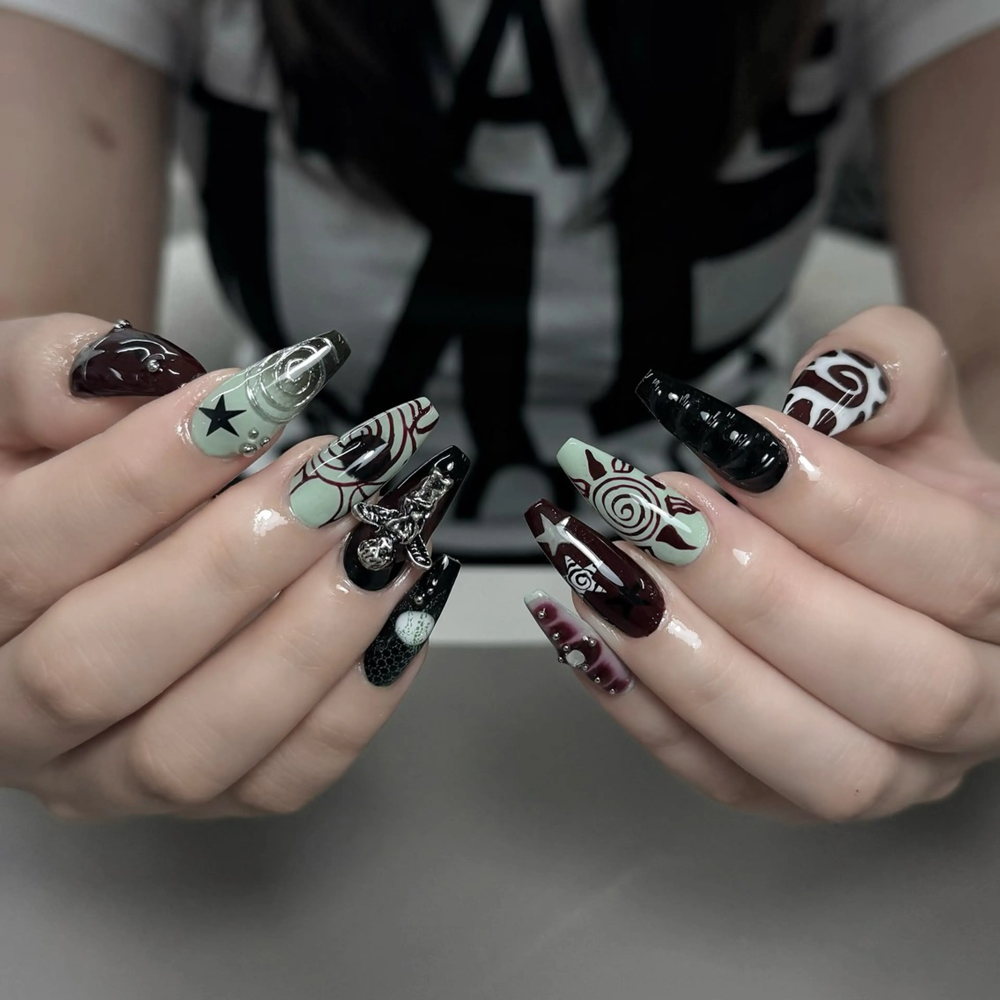 ネイル アートネイル フレンチネイル ジェルネイル ハート キラキラネイル ハンドネイル ハンドケア 🌸Hana 🌸のネイルデザイン