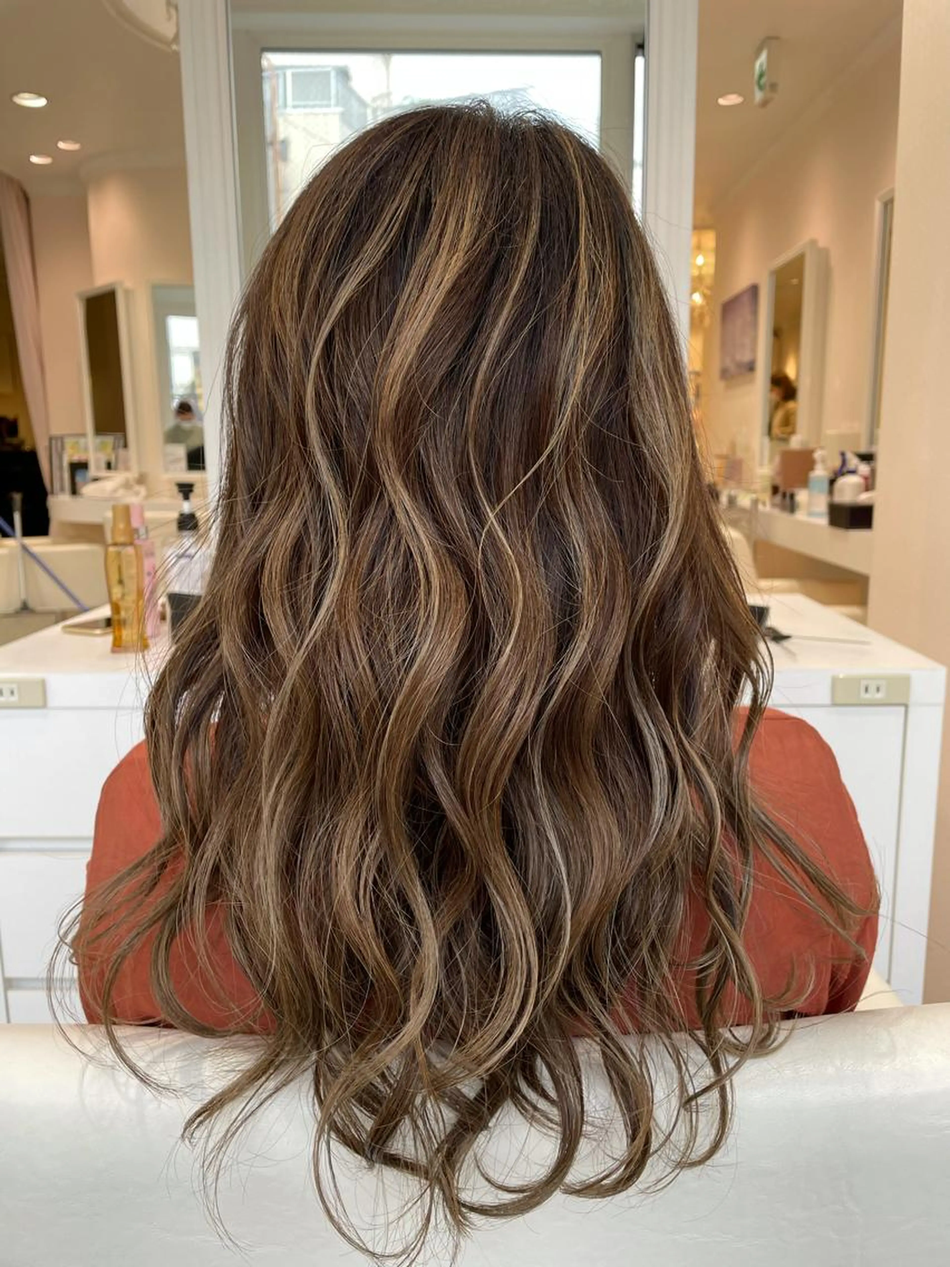 【特殊カラー】🧡ブリーチ➕カラー➕トリートメント(ハイライト、グラデーションカラー、バレイヤージュ、)✨ロング料金ありの写真