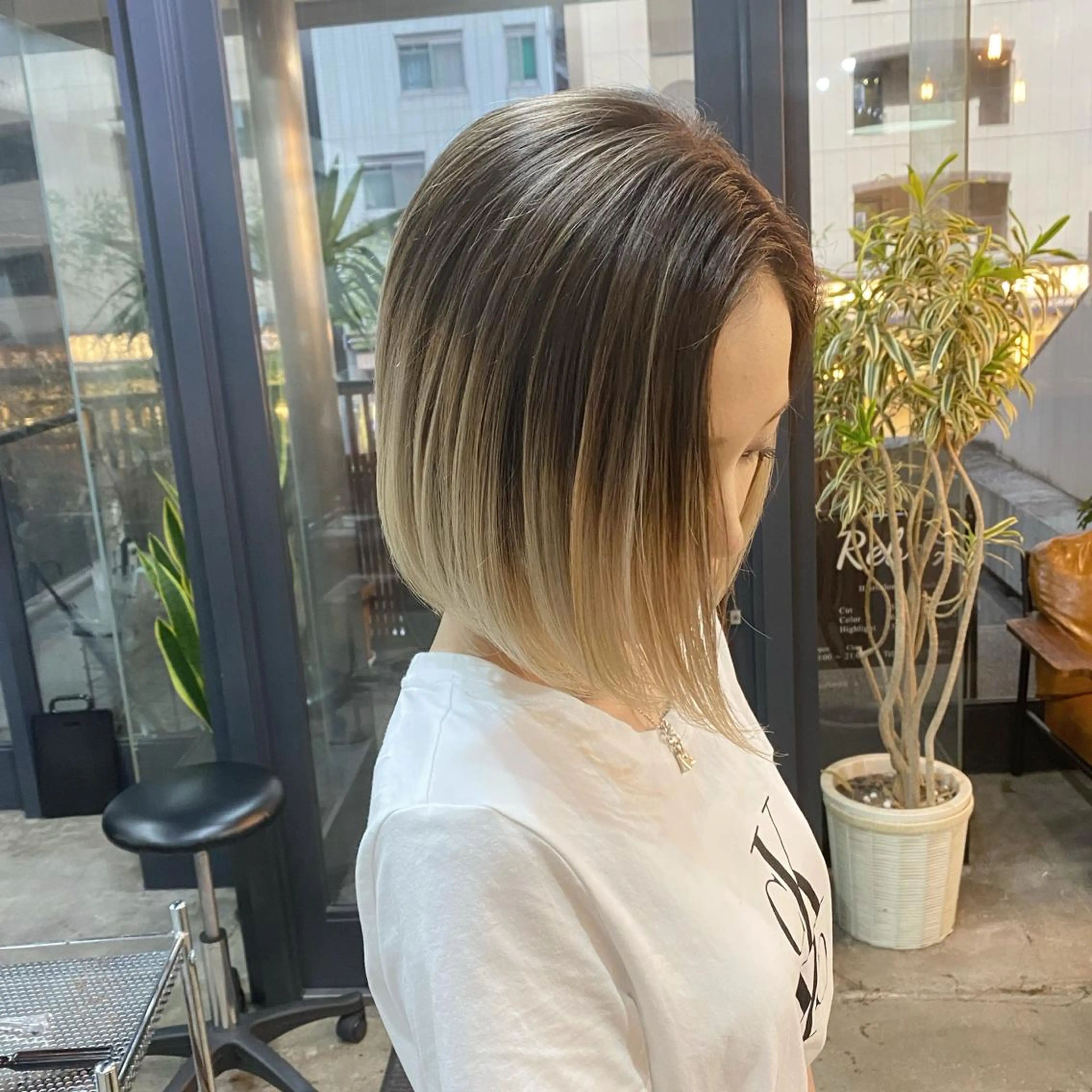 ショート カラー ネイル マツエク・マツパ 前下がりボブ グラデーションカラー ハイライトカラー ボブ ハイライト カット ヘアカラー トリートメント 中山 天地のヘアスタイル