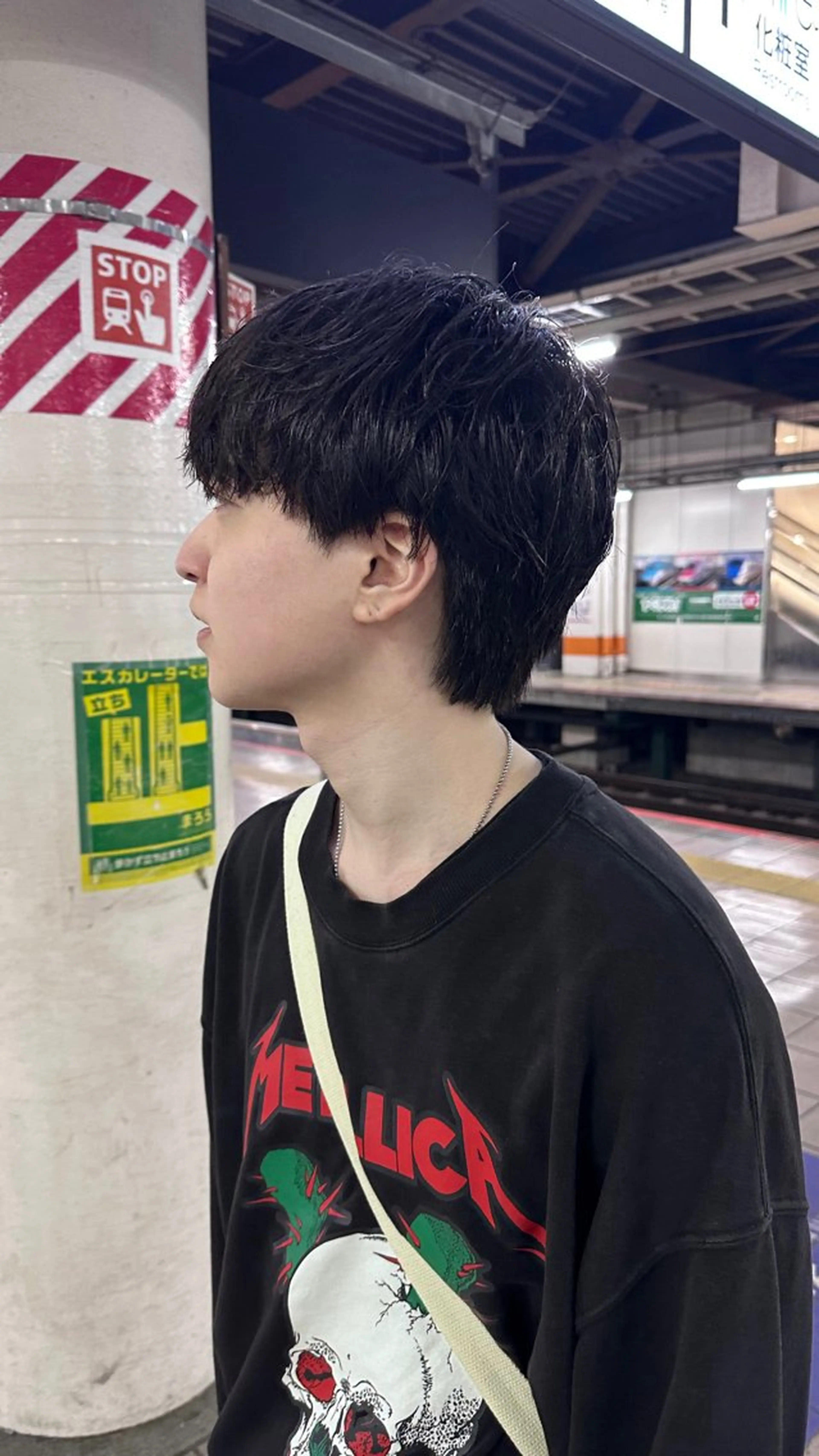 ショート メンズ 切りっぱなしボブ メンズブリーチ センターパート メンズハイライト メンズハイトーン カット HARUKI🏔️/ メンズ/透け感カラーのヘアスタイル