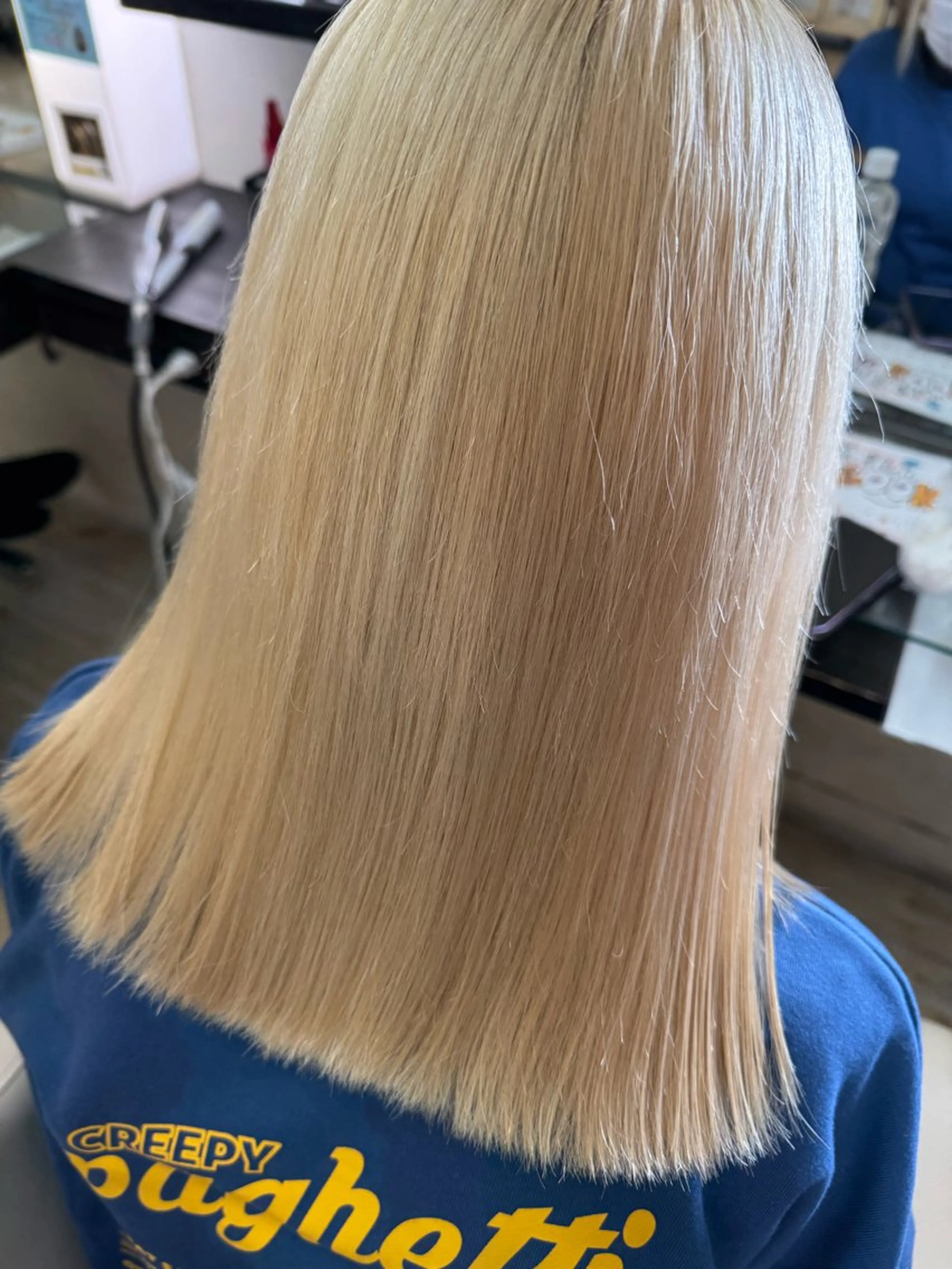 ミディアム カラー 抜きっぱなしブロンド ハイトーンカラー ともか/美髪透明感 カラー/顔周りカットのヘアスタイル