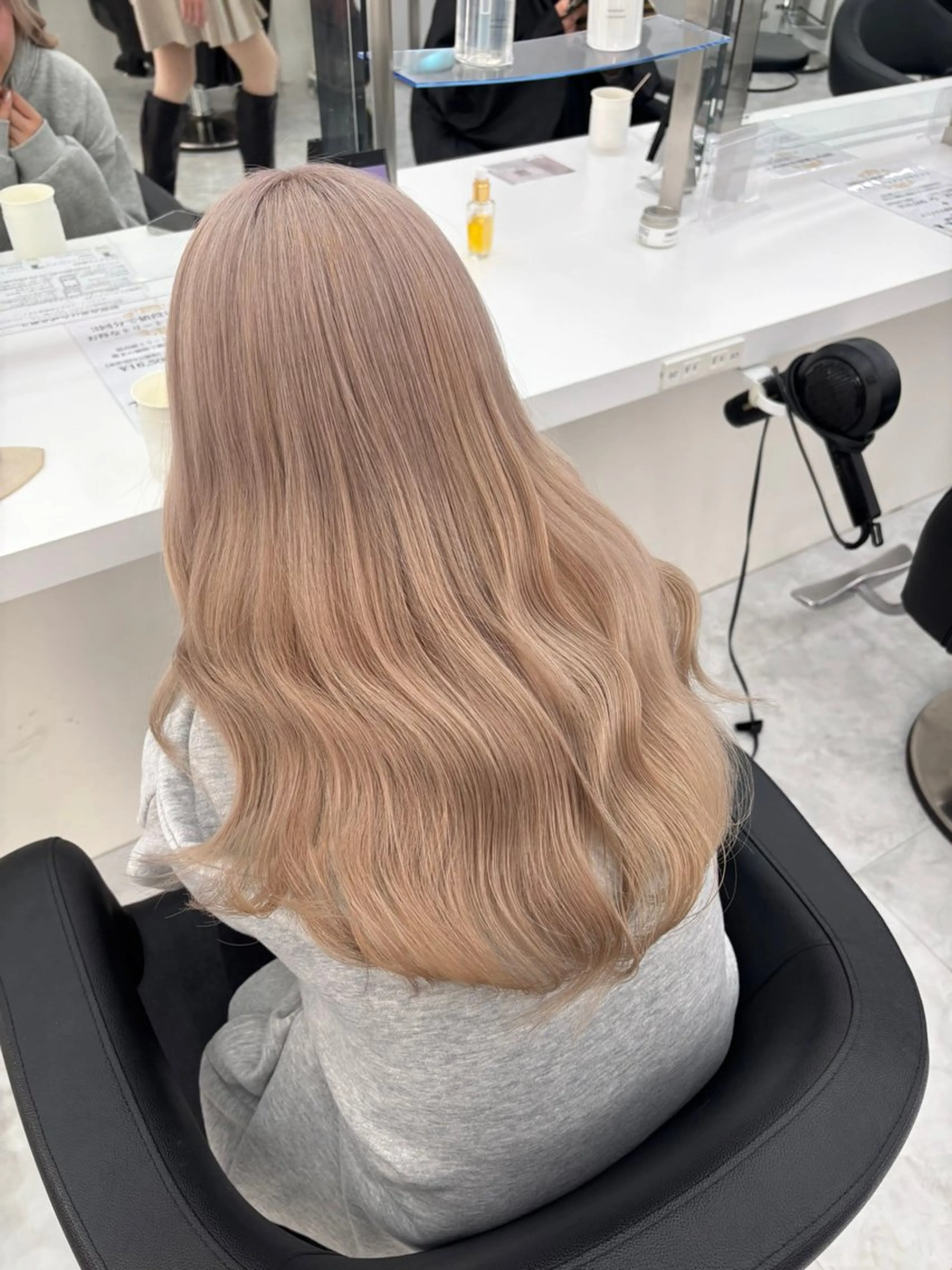 ロング カラー ヘアカラー 🖤ハイトーン× レイヤー🖤SARAのヘアスタイル