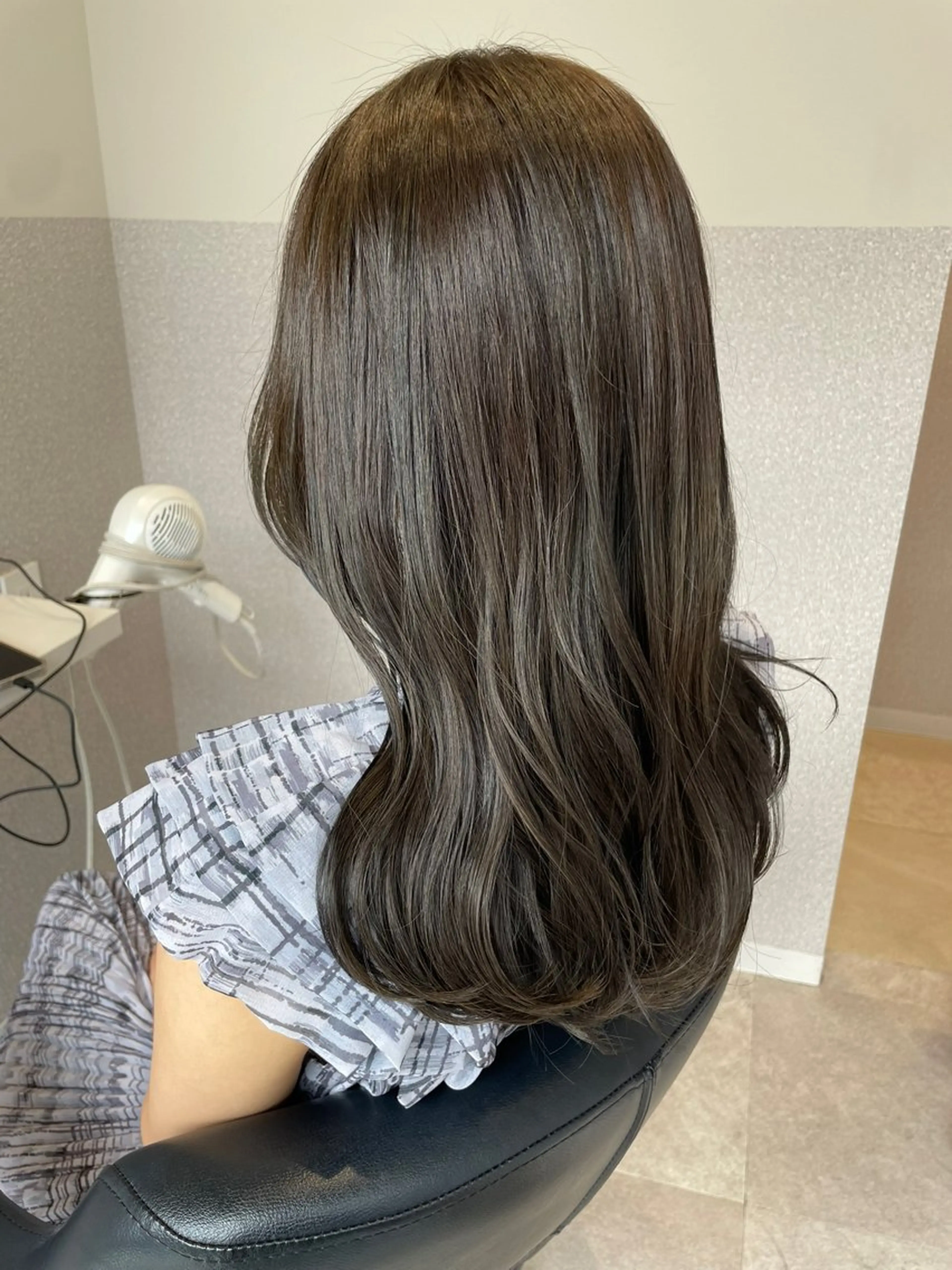 セミロング カラー グレージュ オリーブグレージュ オリーブグレー 女性リピ90%🍨 🩷佐藤みずきのヘアスタイル