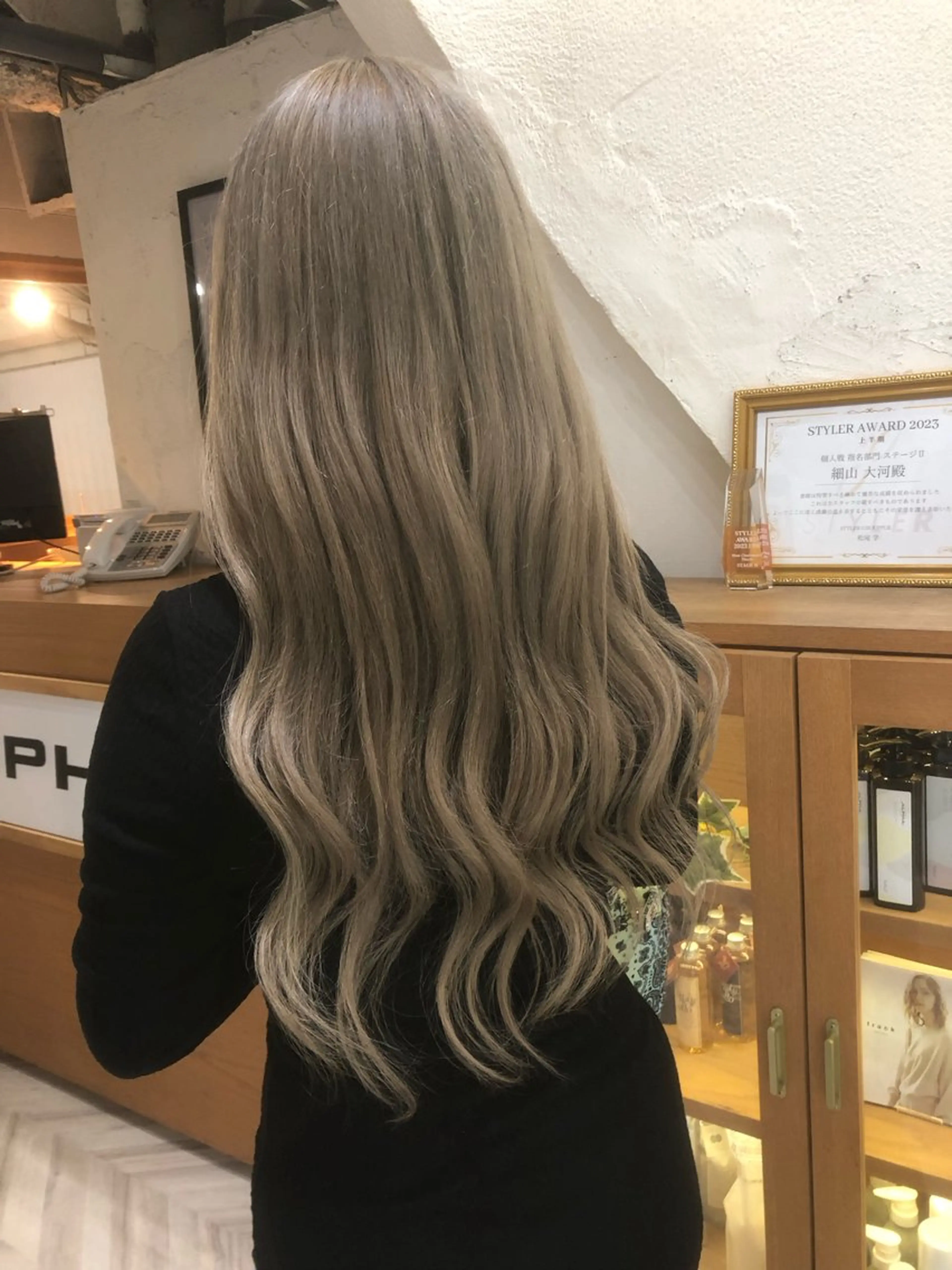 ロング カラー シールエクステ バレイヤージュ ブリーチ グレージュ ハイライトカラー 下妻 カラーエクステ難波のヘアスタイル