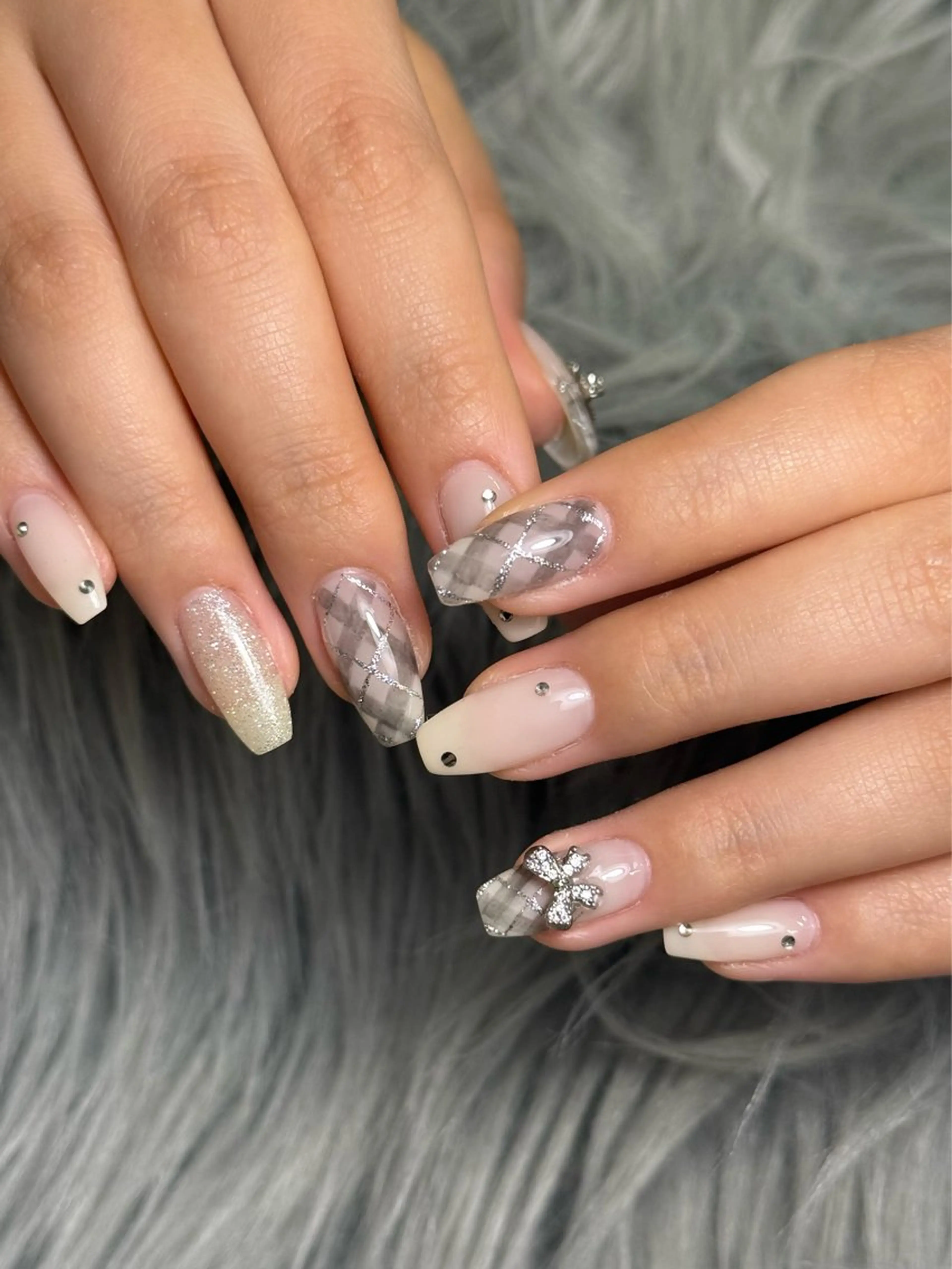 ネイル ガーリー リボン シルバー ハンドネイル Nail salon h所属・nail salon h🎀小夏のネイルデザイン