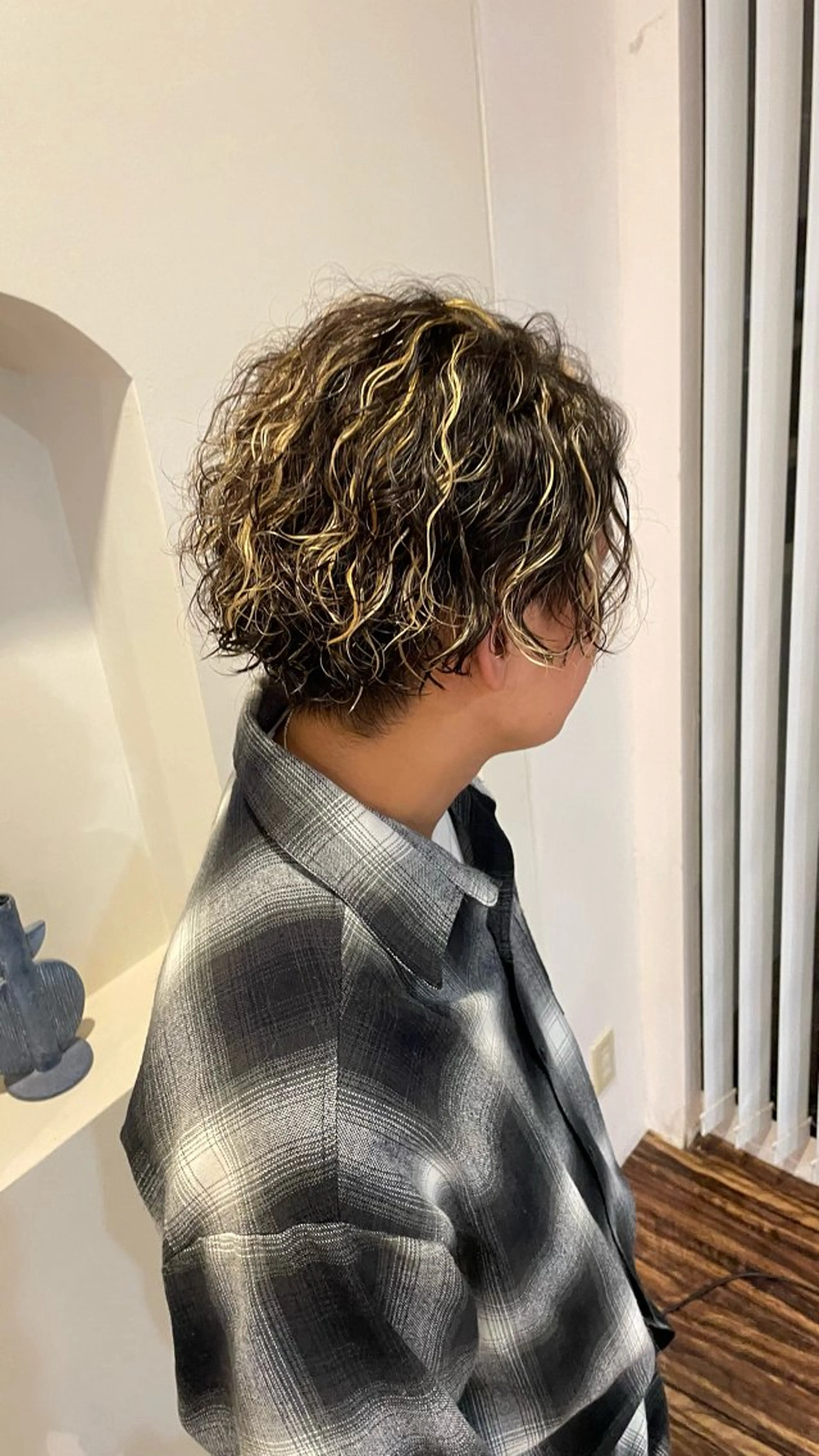 パーマ メンズ メンズハイライト メンズパーマ スパイラルパーマ トヨシマ シュウトのヘアスタイル