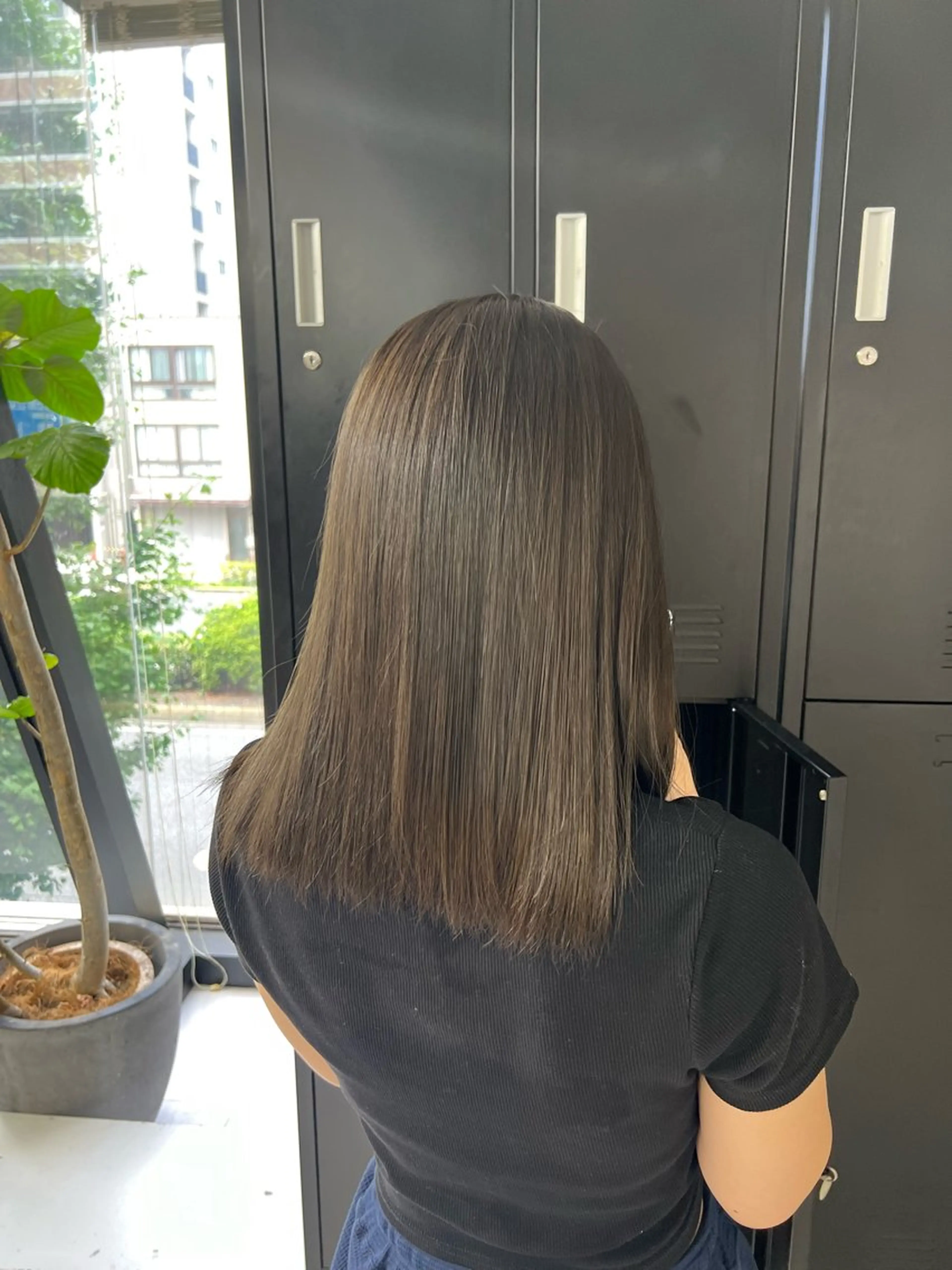 セミロング カラー 透明感カラー グレージュ オリーブグレージュ オリーブグレー 小森聖奈 韓国風レイヤーカットのヘアスタイル