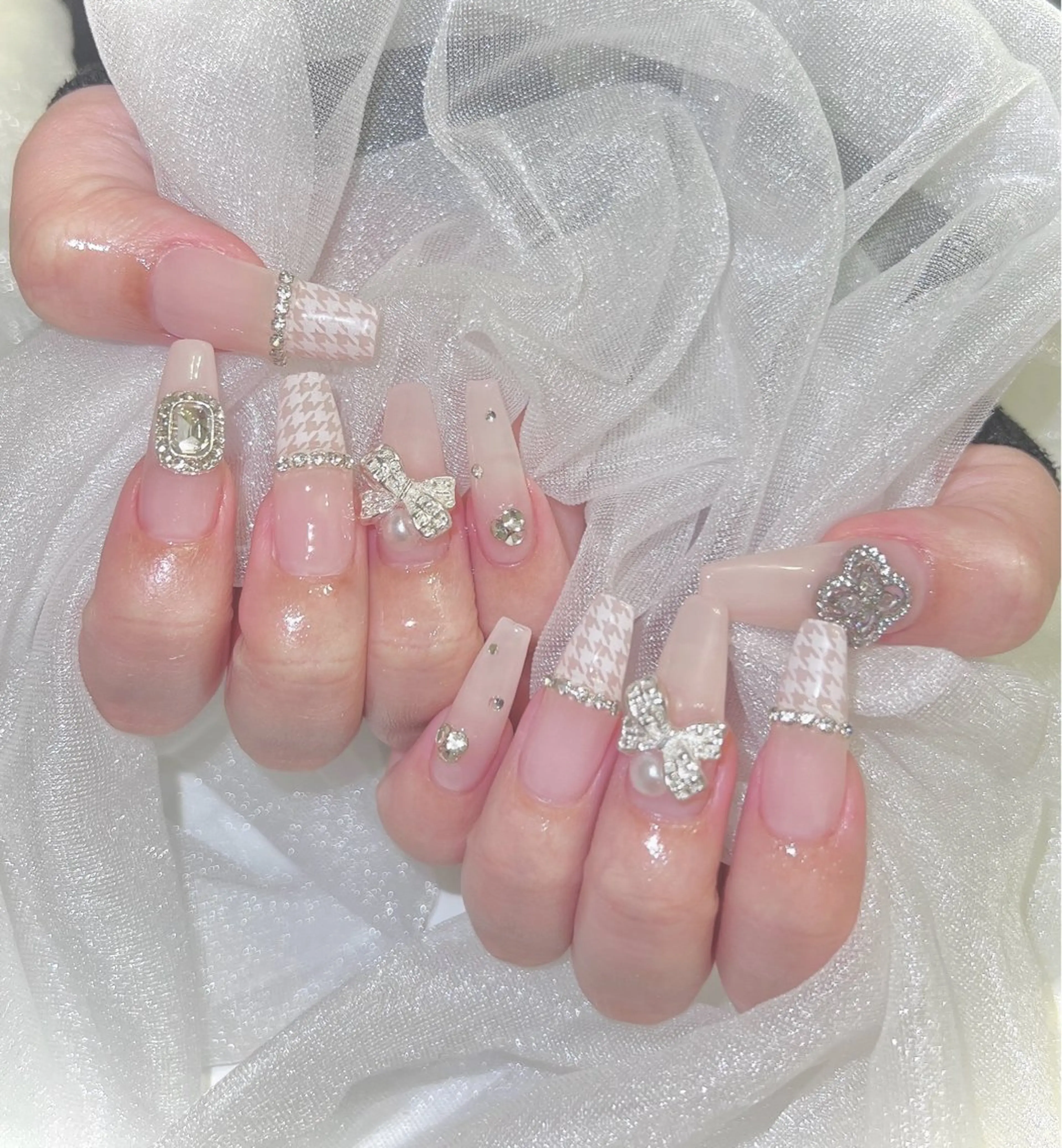 ネイル 韓国ネイル 持ち込み ワンホンネイル ちゅるんネイル🪄 耳ツボジュエリー🔗のネイルデザイン