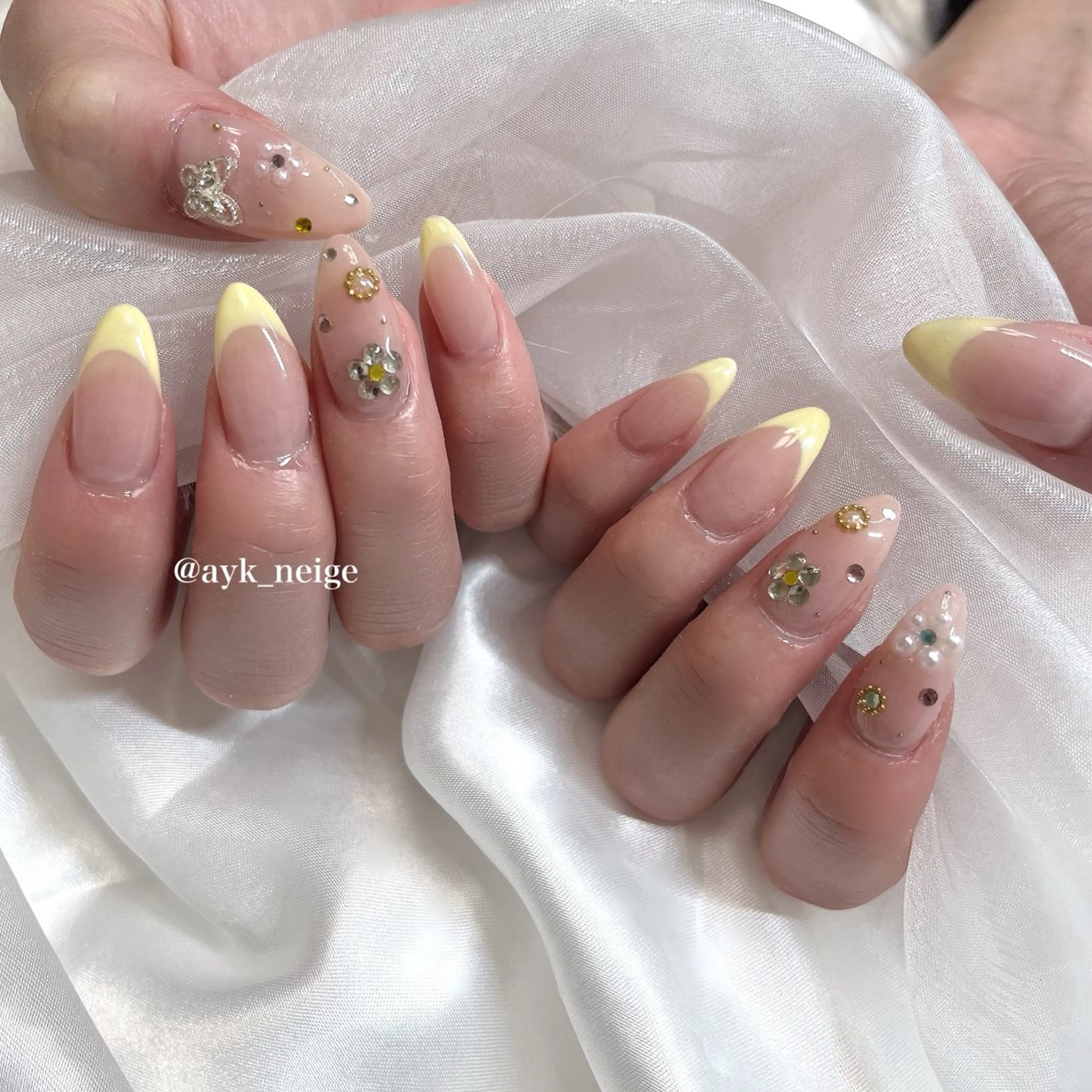 ネイル フットネイル キラキラネイル 韓国ネイル リボン シンプルネイル n'eige nail所属・大谷 綾香のネイルデザイン