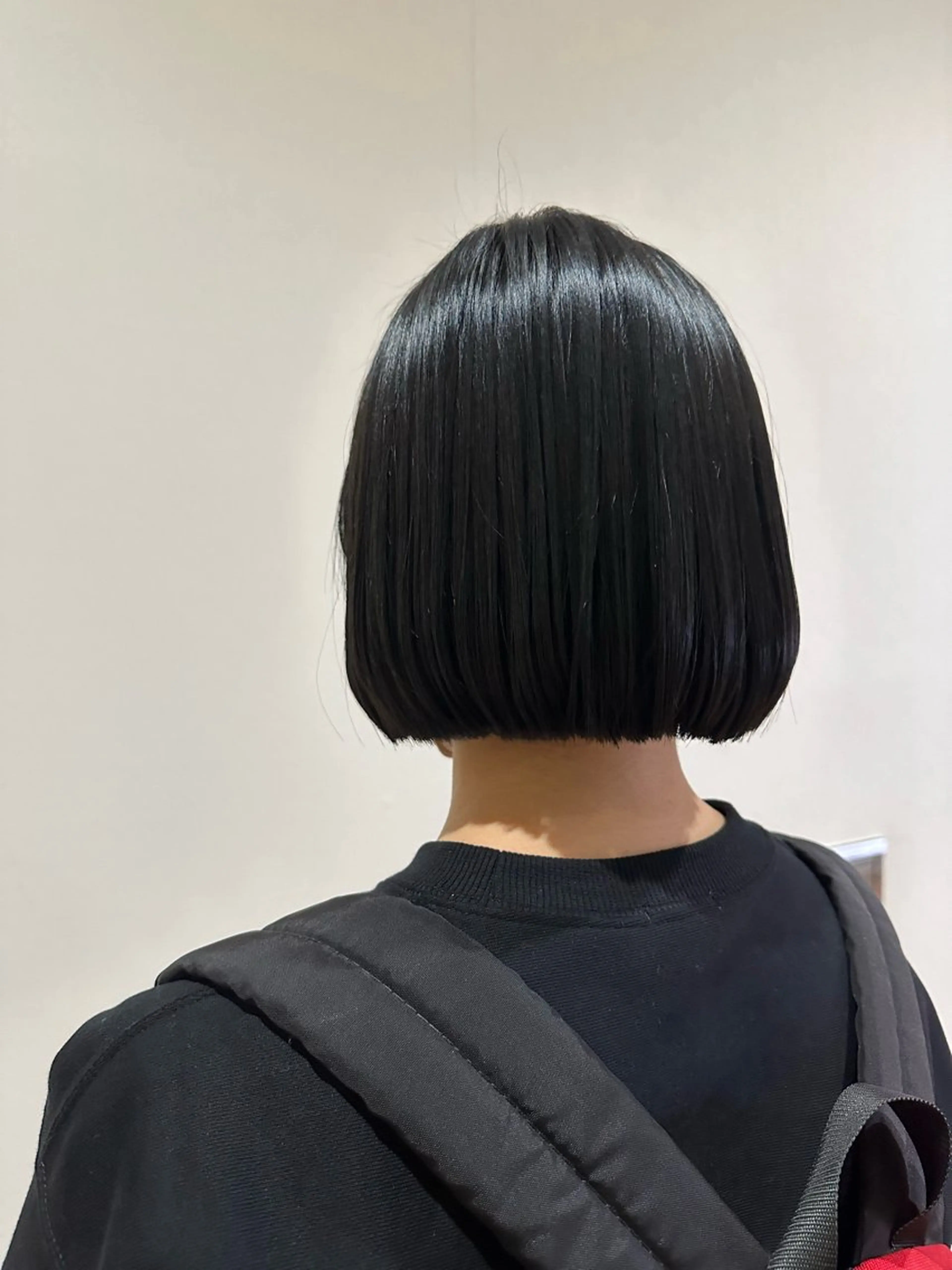 ショート カラー 切りっぱなしボブ 黒髪 ブルーカラー ブルーブラック ボブ 相澤 茉澄のマツエク・マツパデザイン