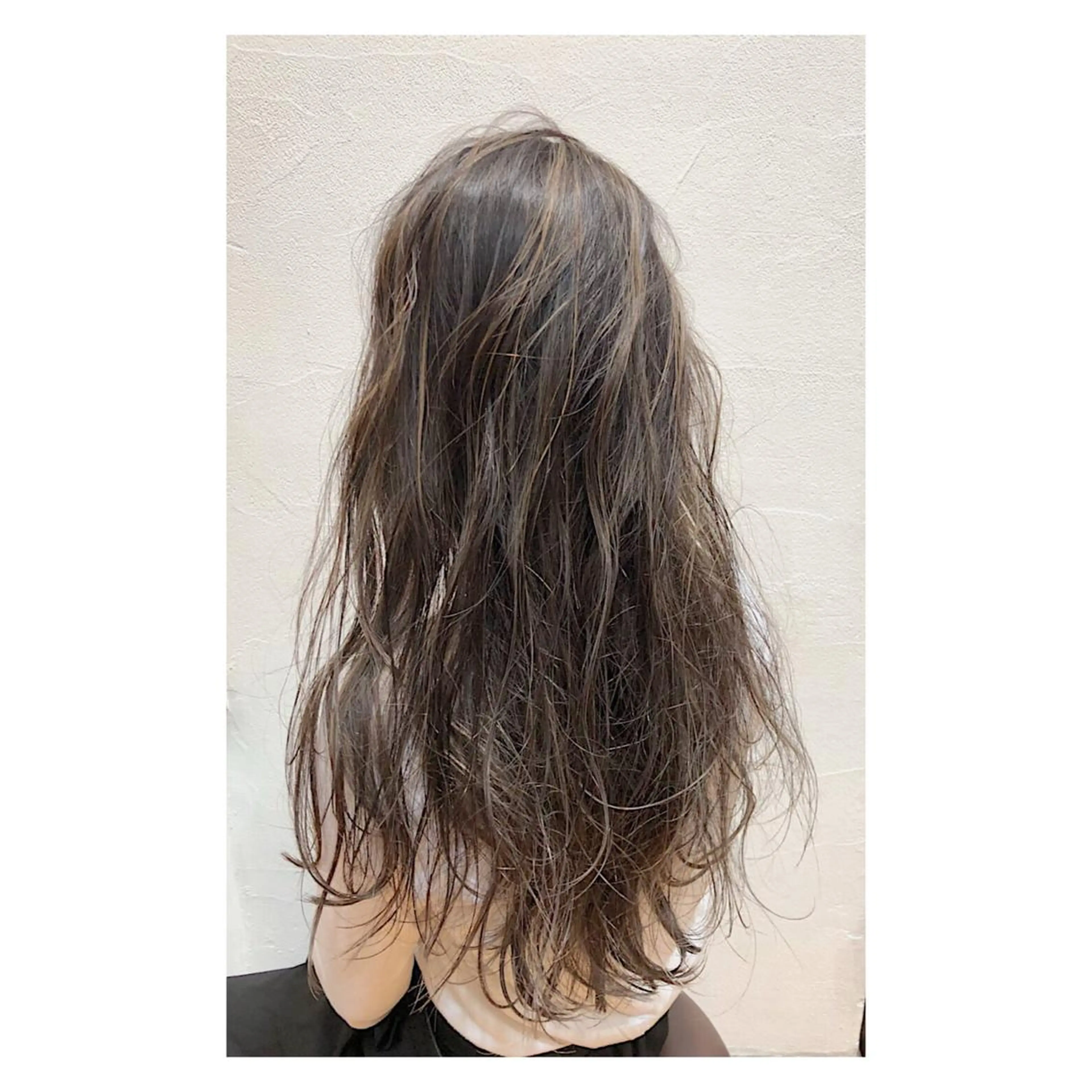 ロング カラー グレージュ ハイライトカラー シルバー ハイライト カットが得意 🫧ショートボブ🫧のヘアスタイル