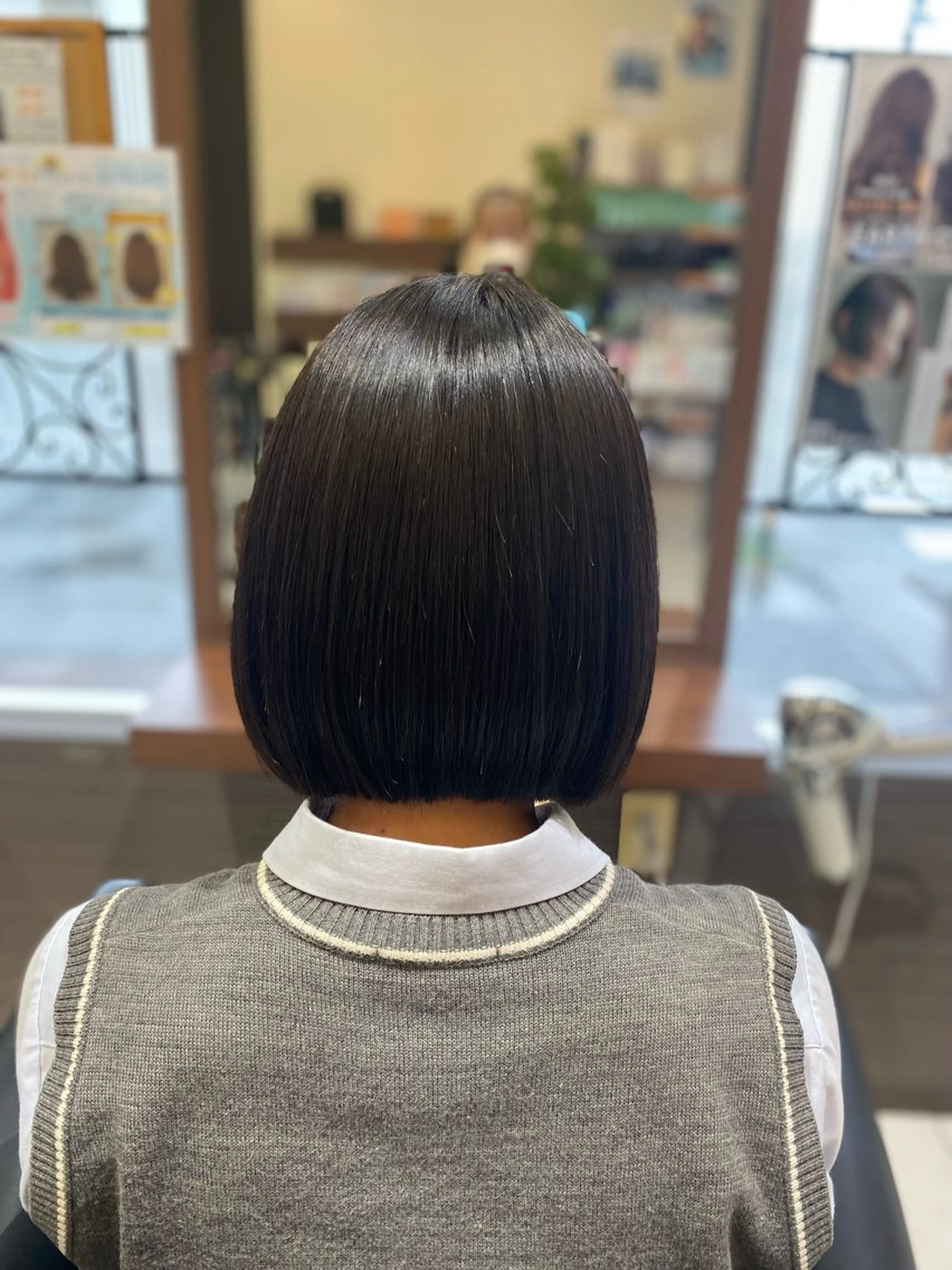 ミディアム 切りっぱなしボブ ボブ 外ハネヘア カット 縮毛矯正 トリートメント 横手 亜紀のヘアスタイル