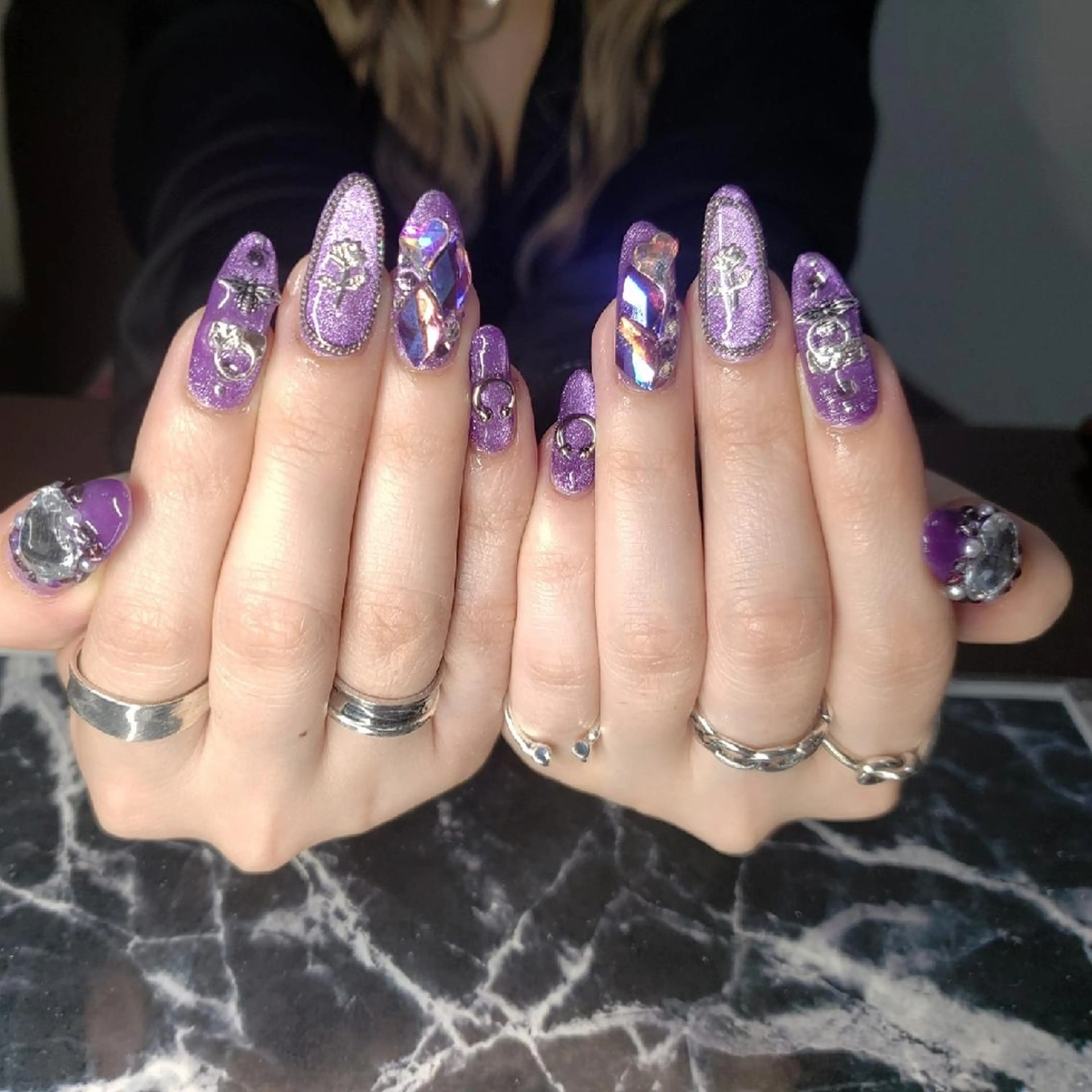 ショート ネイル ストーンネイル クロキ 。のネイルデザイン