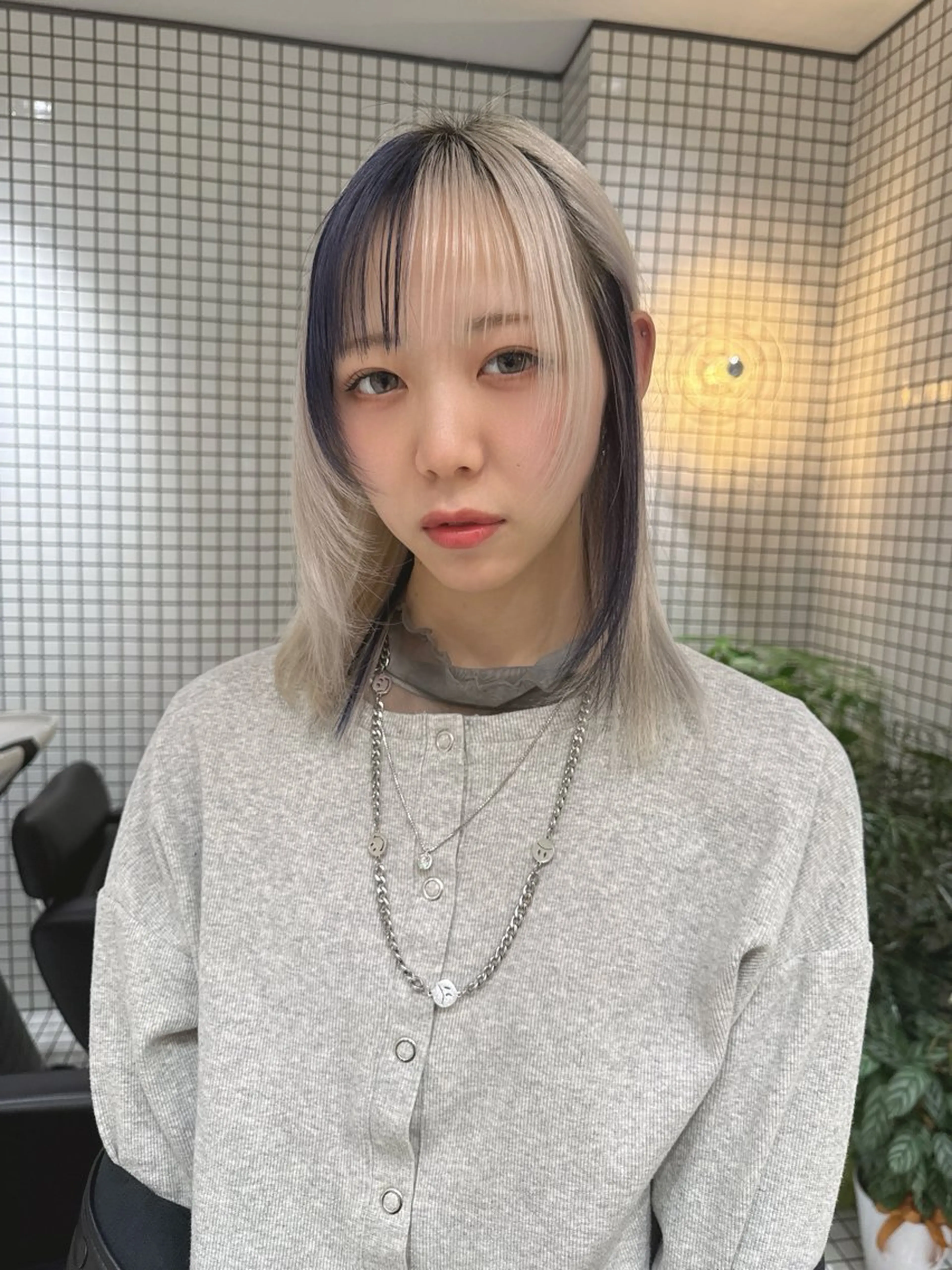 セミロング カラー ヘアカラー ハイトーン/ 縮毛矯正のヘアスタイル