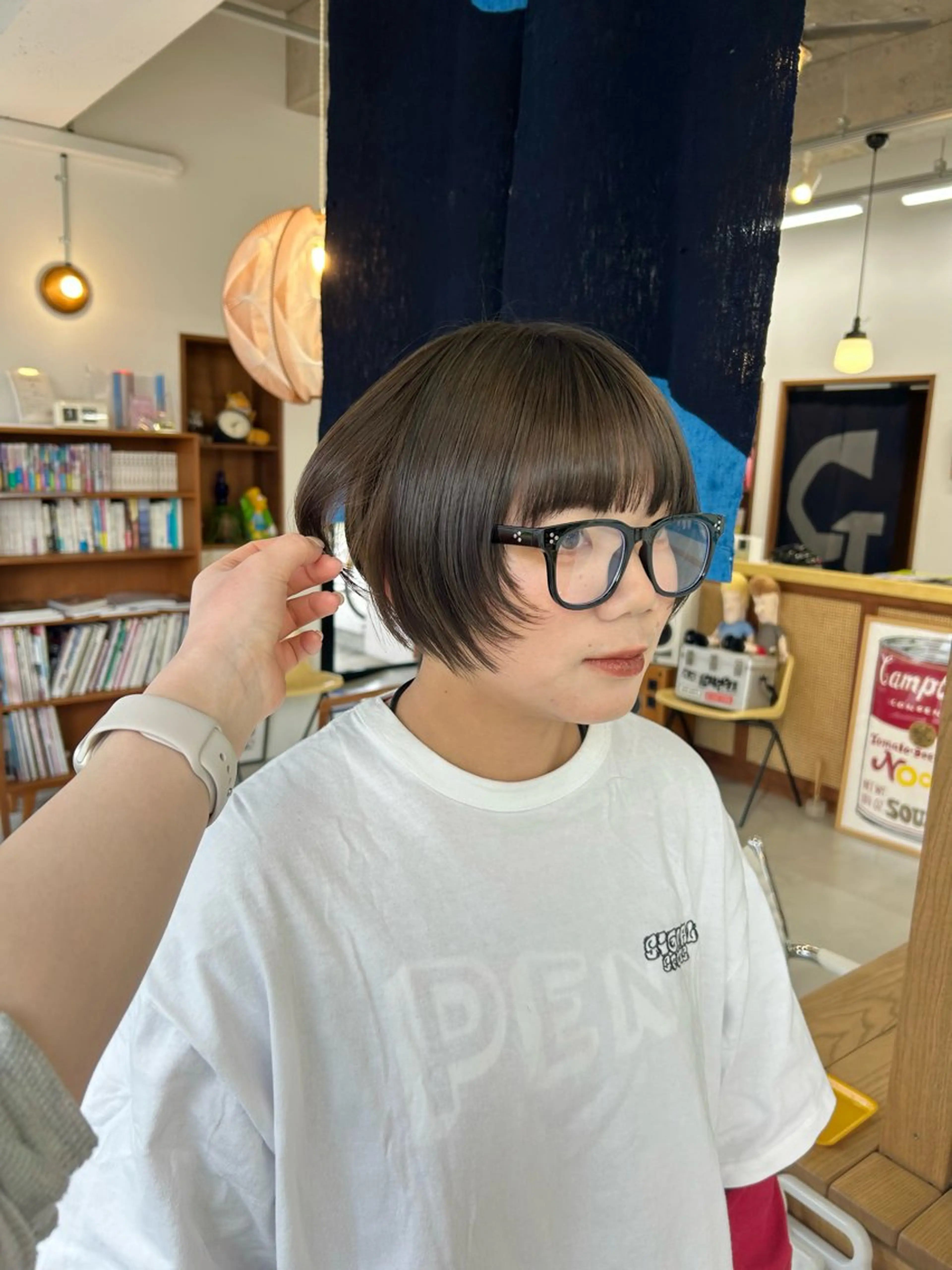 ショート カラー オリーブグレー 藤原 あかりのヘアスタイル