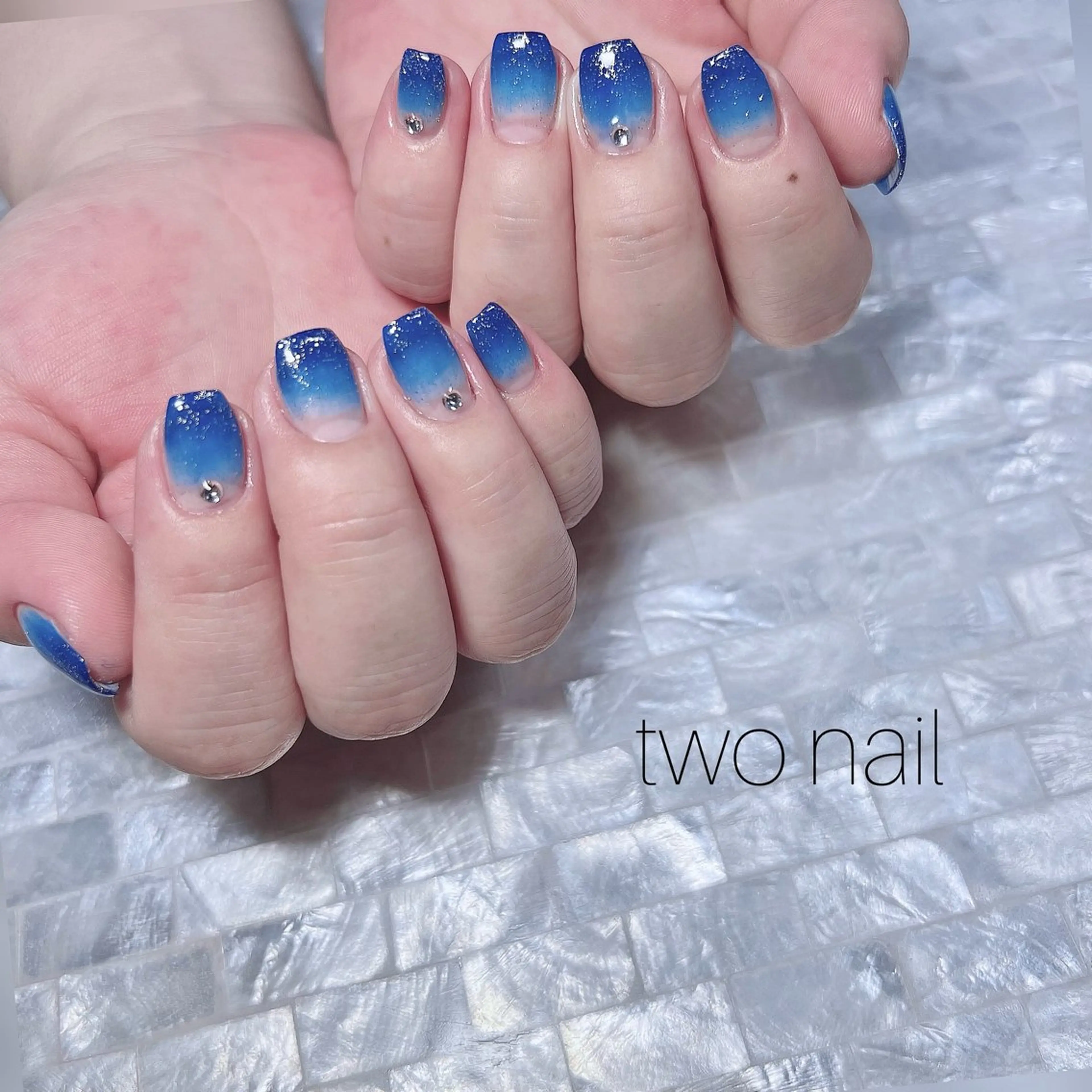 ネイル キラキラネイル ネイルチップ ホワイト ハンドネイル two nailのネイルデザイン