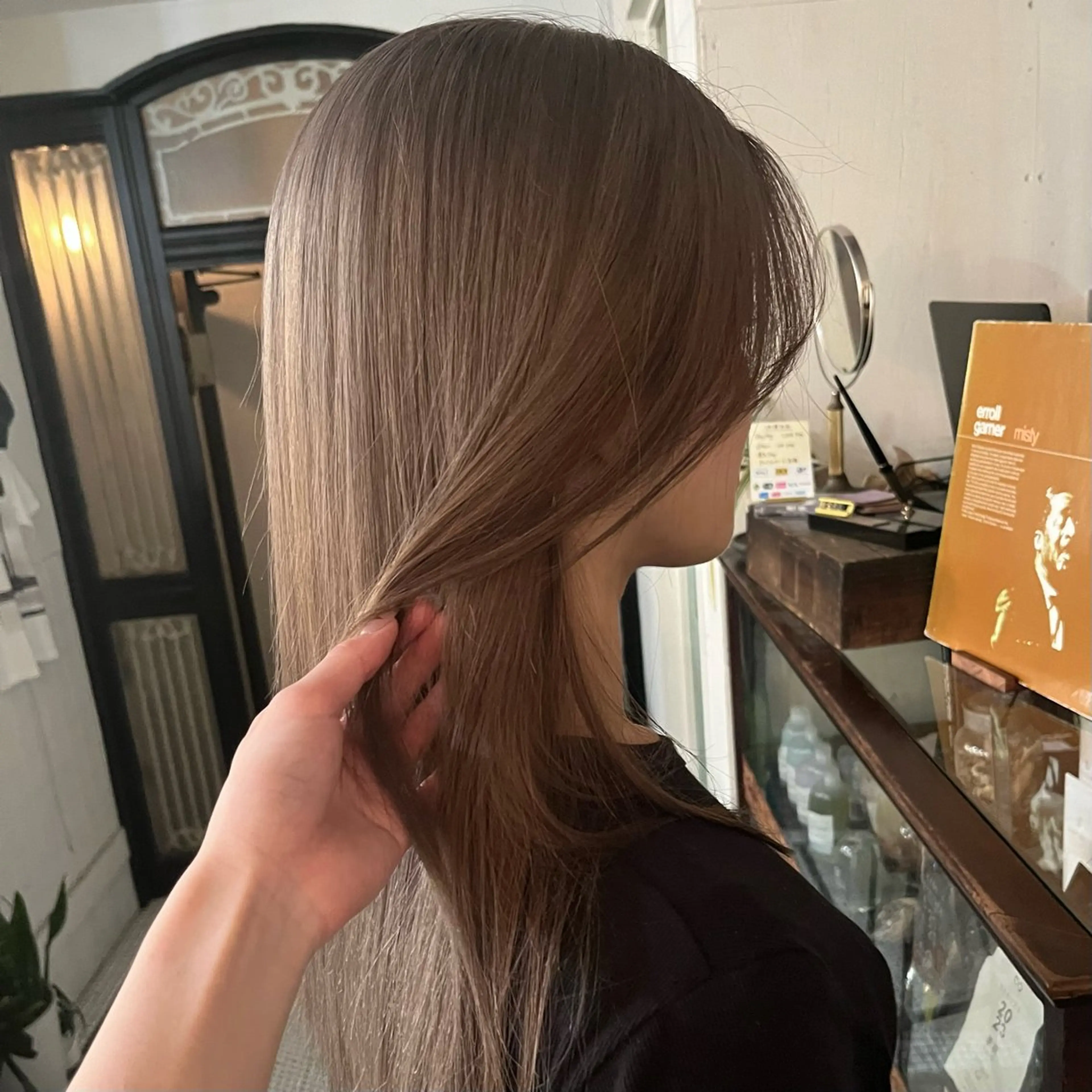 ロング カラー ミストバング ベージュカラー ブリーチ ブロンド デザインカラー ヘアカラー レイヤー/ベージュ mikuのヘアスタイル