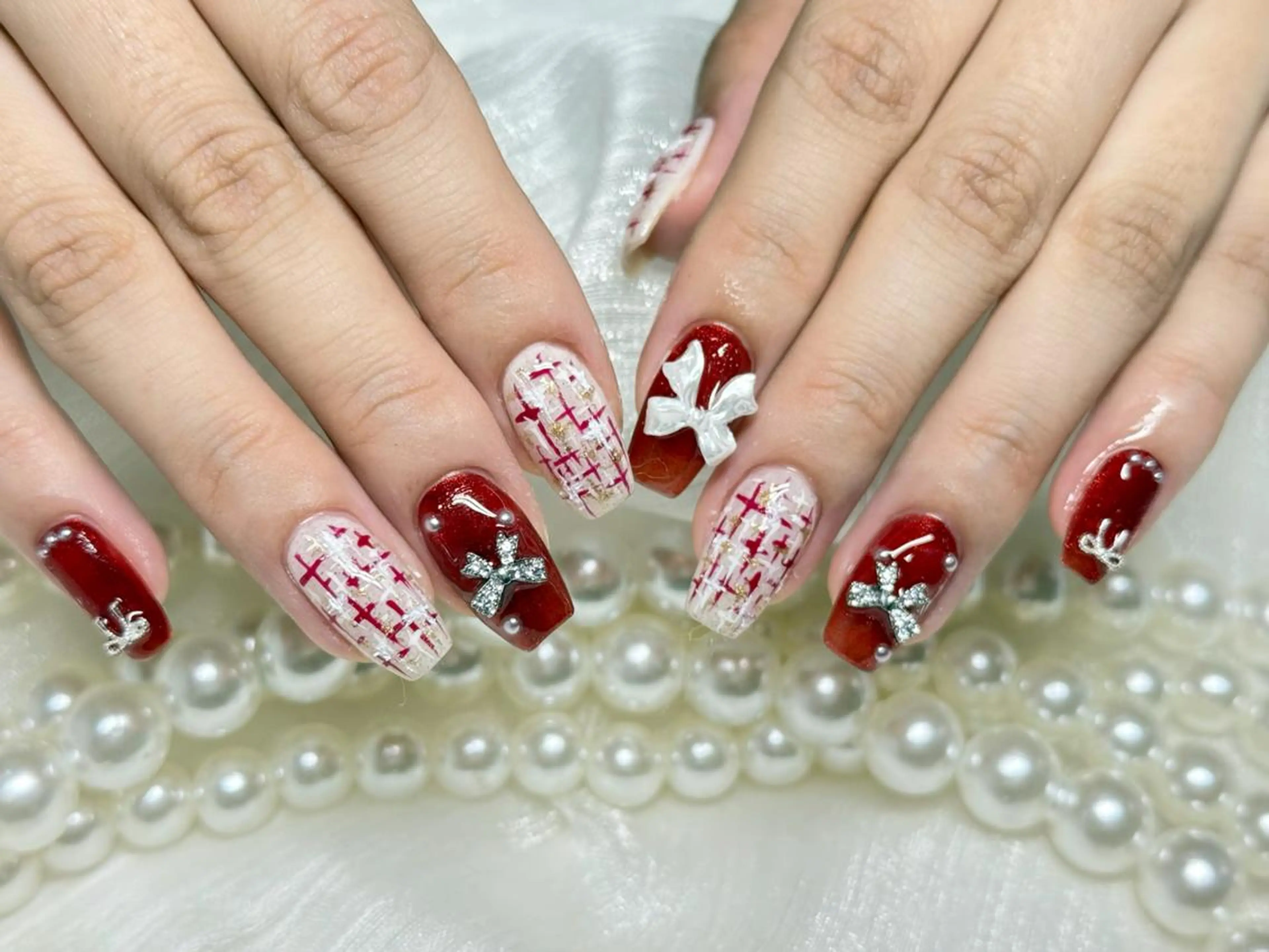 ネイル オーロラネイル 長さ出し フレンチネイル ガーリー キラキラネイル ハンドネイル Lucky nail salonのネイルデザイン