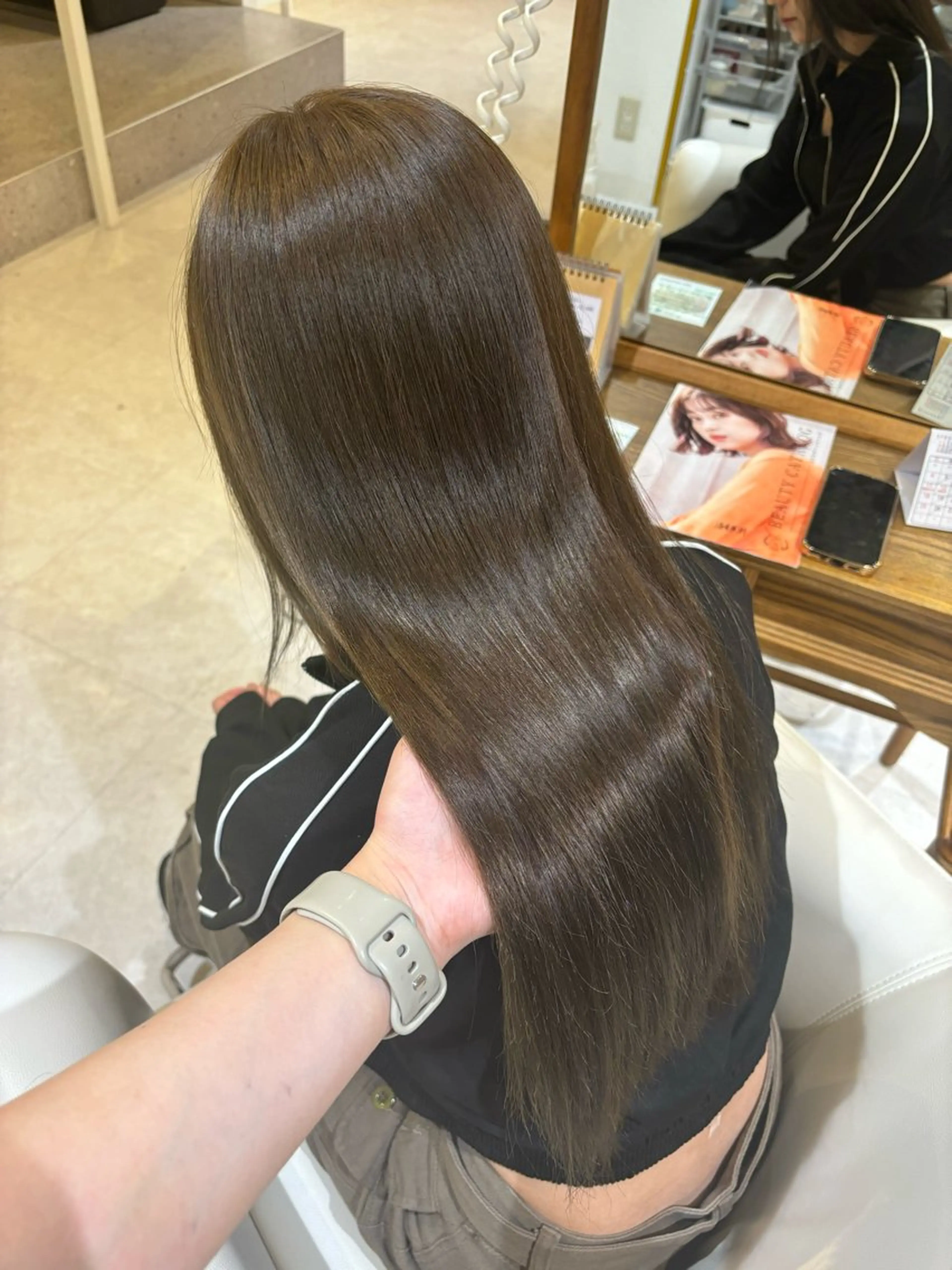 ロング カラー ベージュカラー オリーブベージュ カット ヘアカラー 山﨑 まなかのヘアスタイル