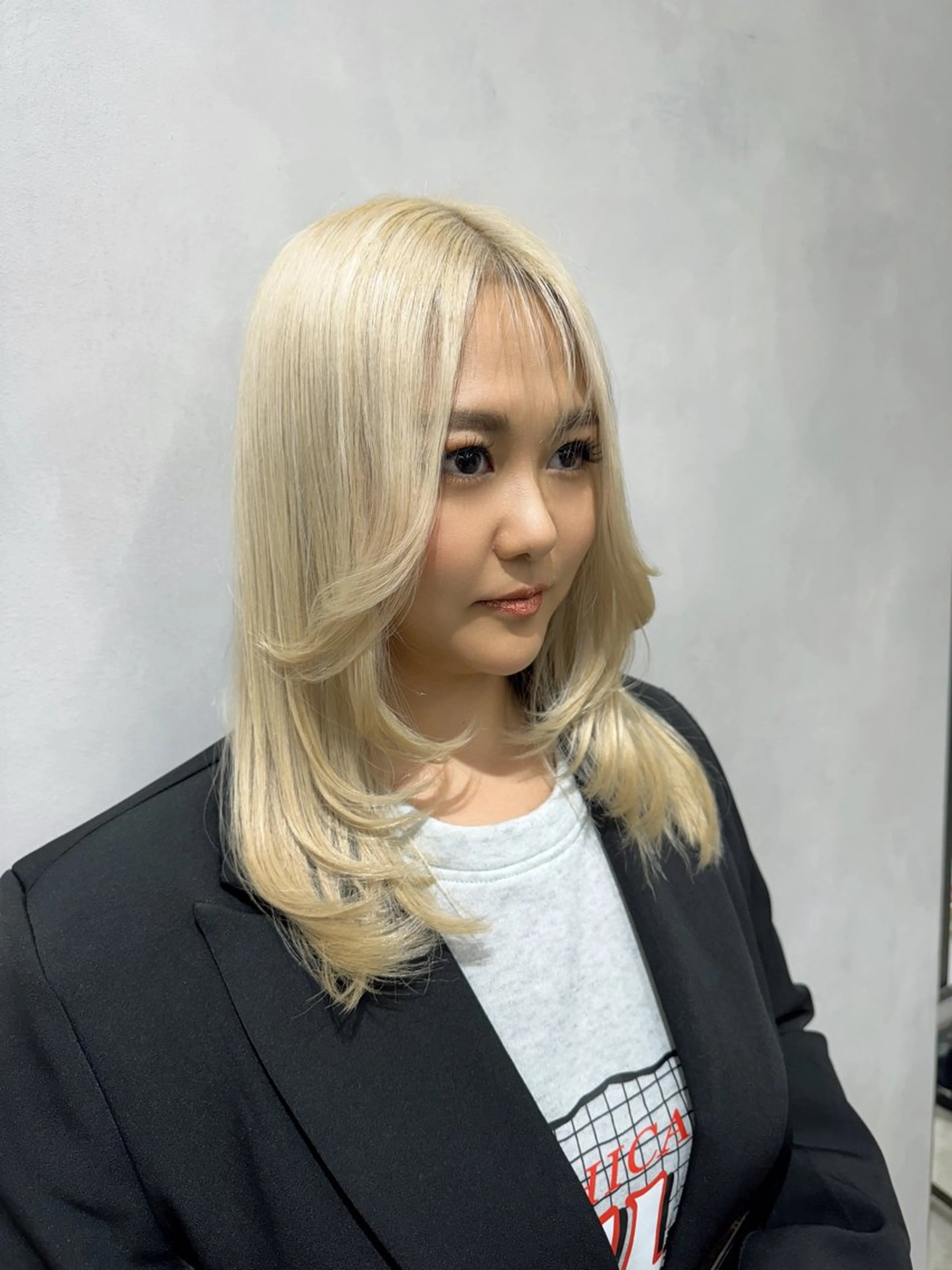 セミロング カラー ブリーチ 顔周りカット レイヤーカット カット ヘアカラー トリートメント 透明感カラー✨艶髪 制作🌱山根あゆみのヘアスタイル