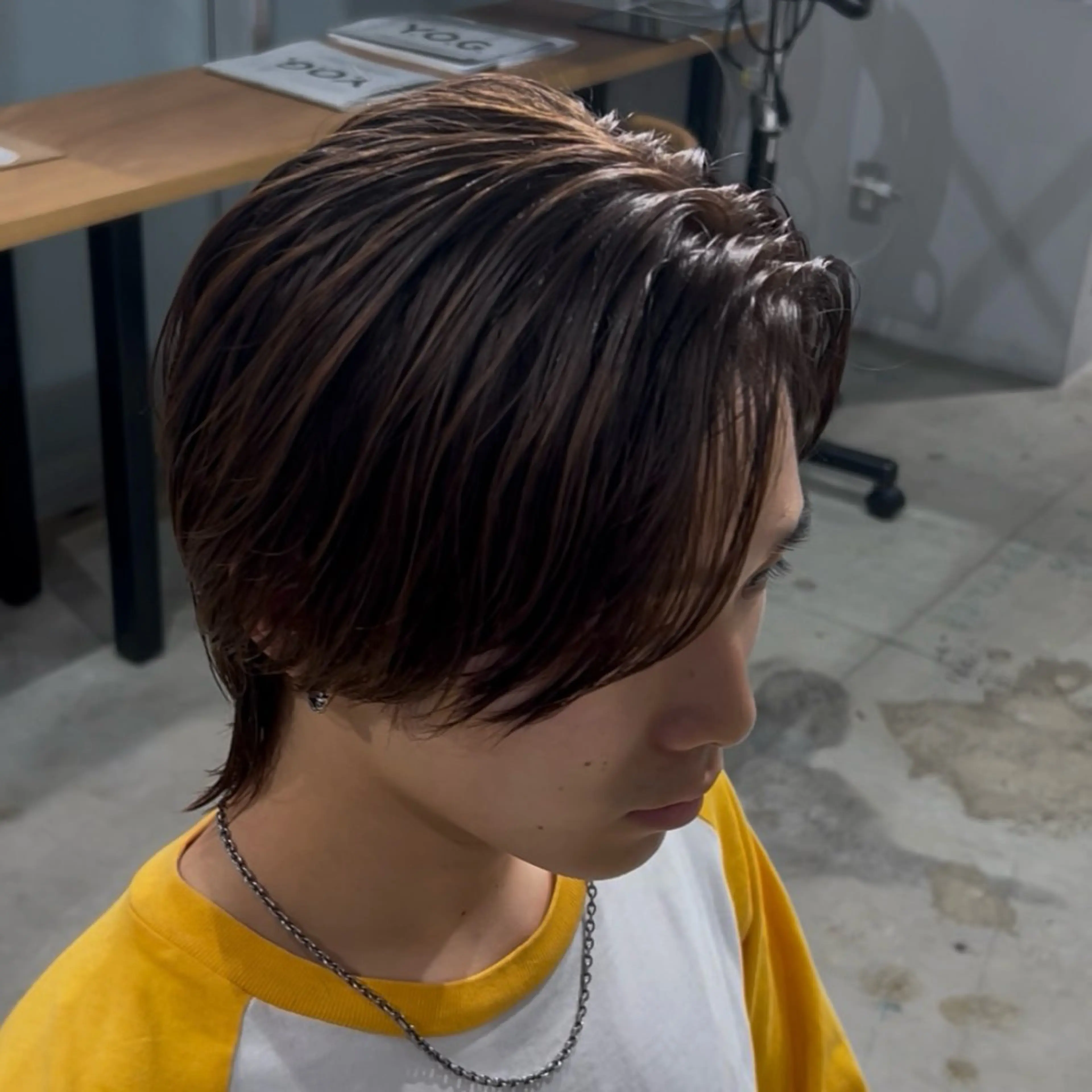 ミディアム カラー メンズ ミディアムパーマ メンズブリーチ ビジネス ダウンパーマ フェードカット ヘアカラー トリートメント ブリーチなしカラー /メンズパーマ/原宿のヘアスタイル