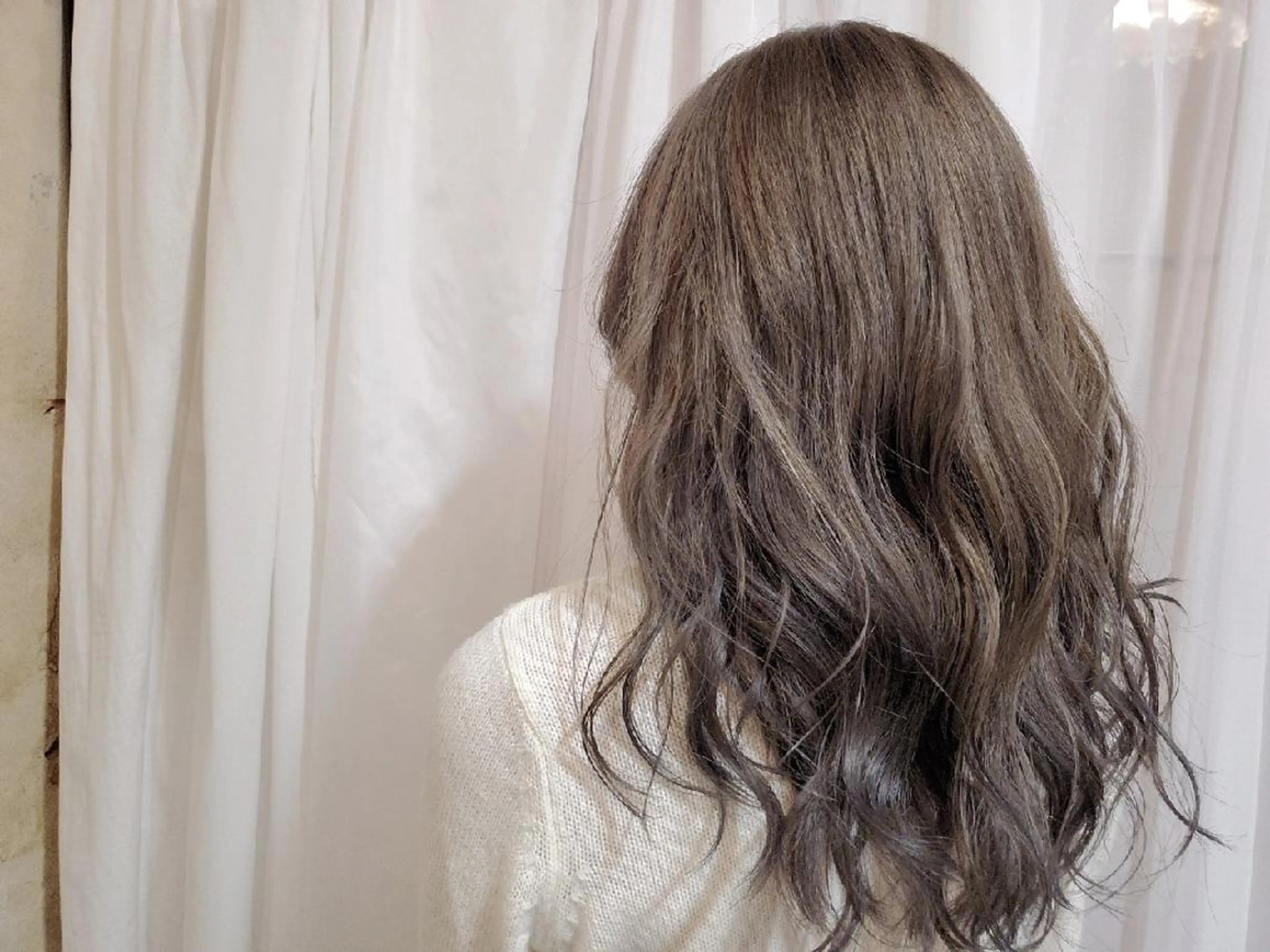 ロング カラー ベージュカラー ブリーチ ミルクティーベージュ ヘアカラー パ ルのヘアスタイル