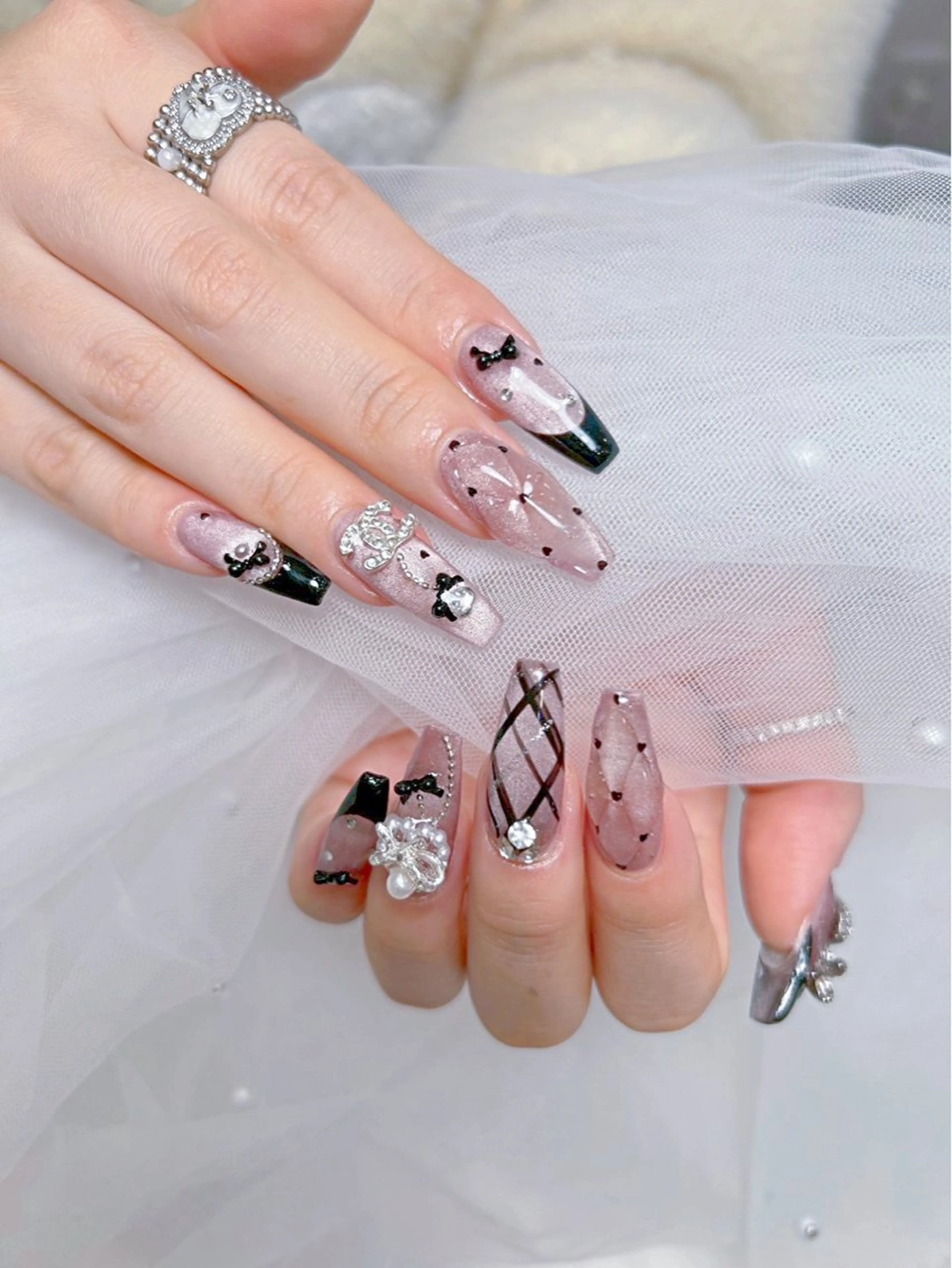 ネイル アートネイル オーロラネイル チークネイル 長さ出し フットネイル ハンドネイル ハンドケア Mio_ Noiranailのネイルデザイン