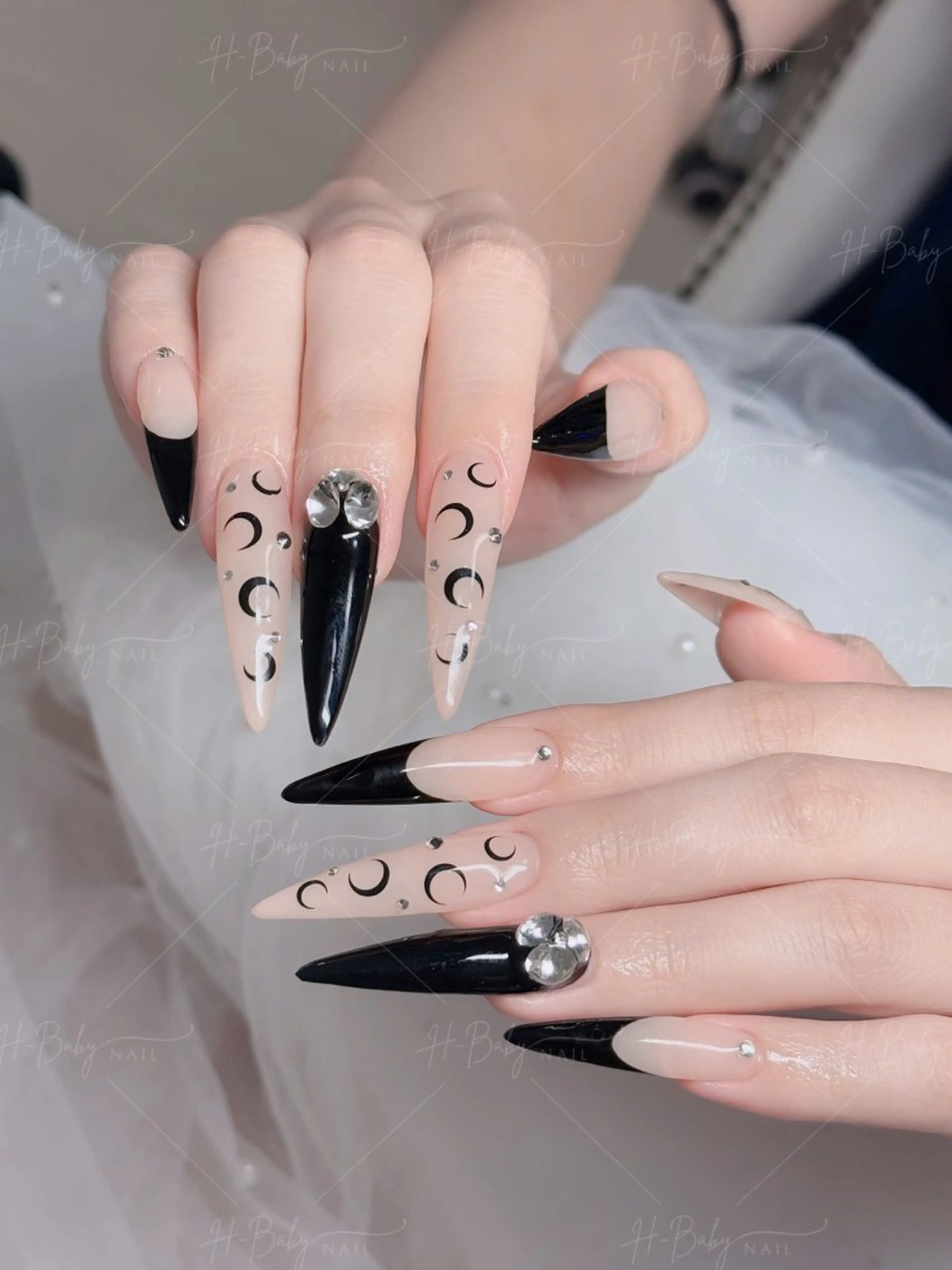 ネイル オーロラネイル フレンチネイル ジェルネイル ハロウィン キラキラネイル H.baby Nail Salonのネイルデザイン