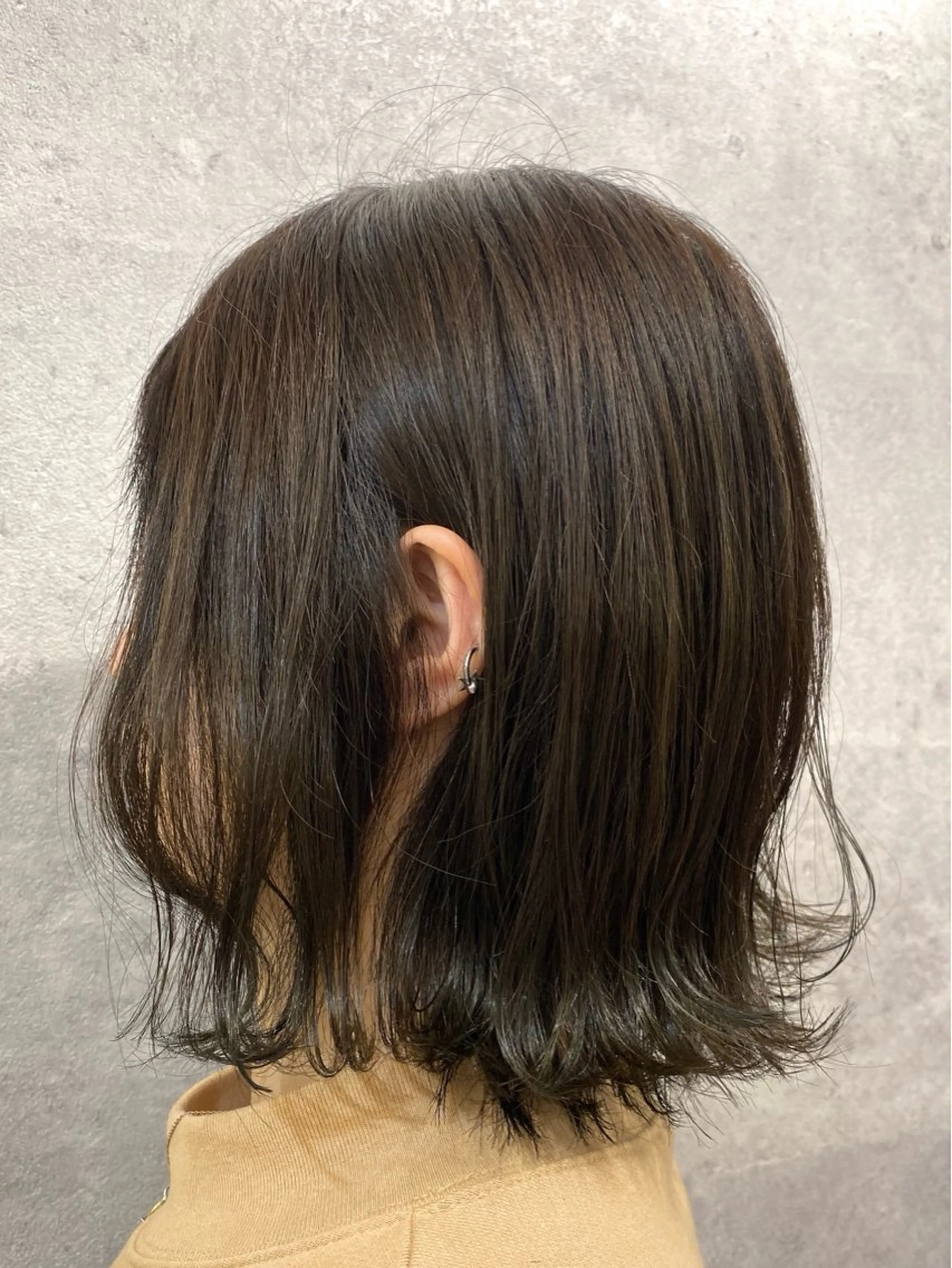 ミディアム カラー アッシュ 透明感カラー オリーブアッシュ カット ヘアカラー トリートメント LATTE所属・𝑺𝒂𝒌𝒊 🩶マンツーマン施術のヘアスタイル