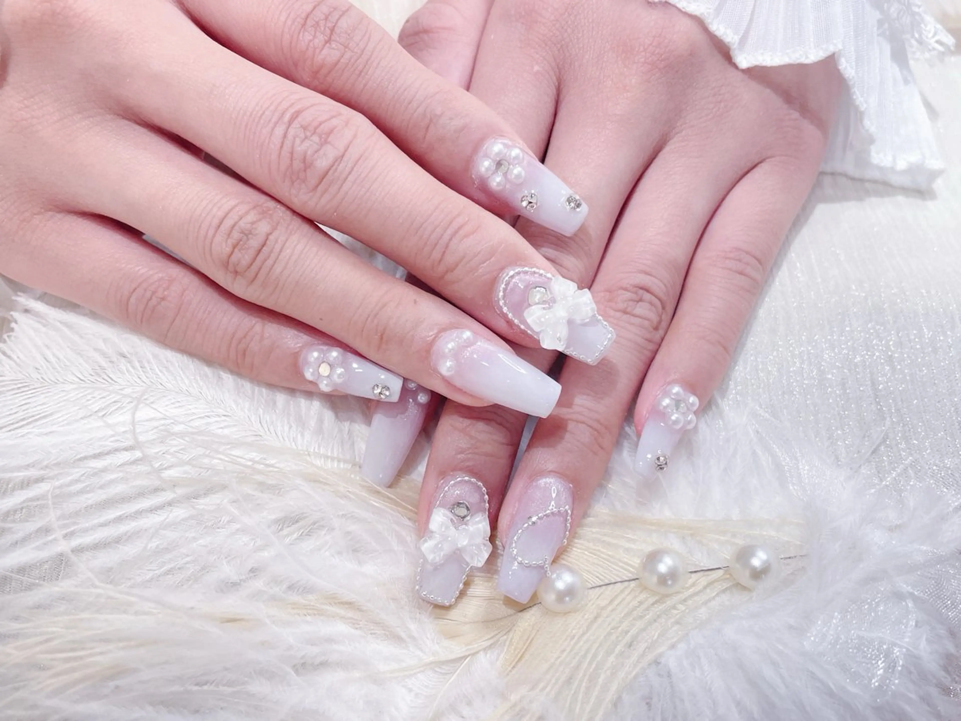 ネイル チークネイル 長さ出し フラワーネイル フレンチネイル ガーリー sun nail池袋 モデル募集のネイルデザイン