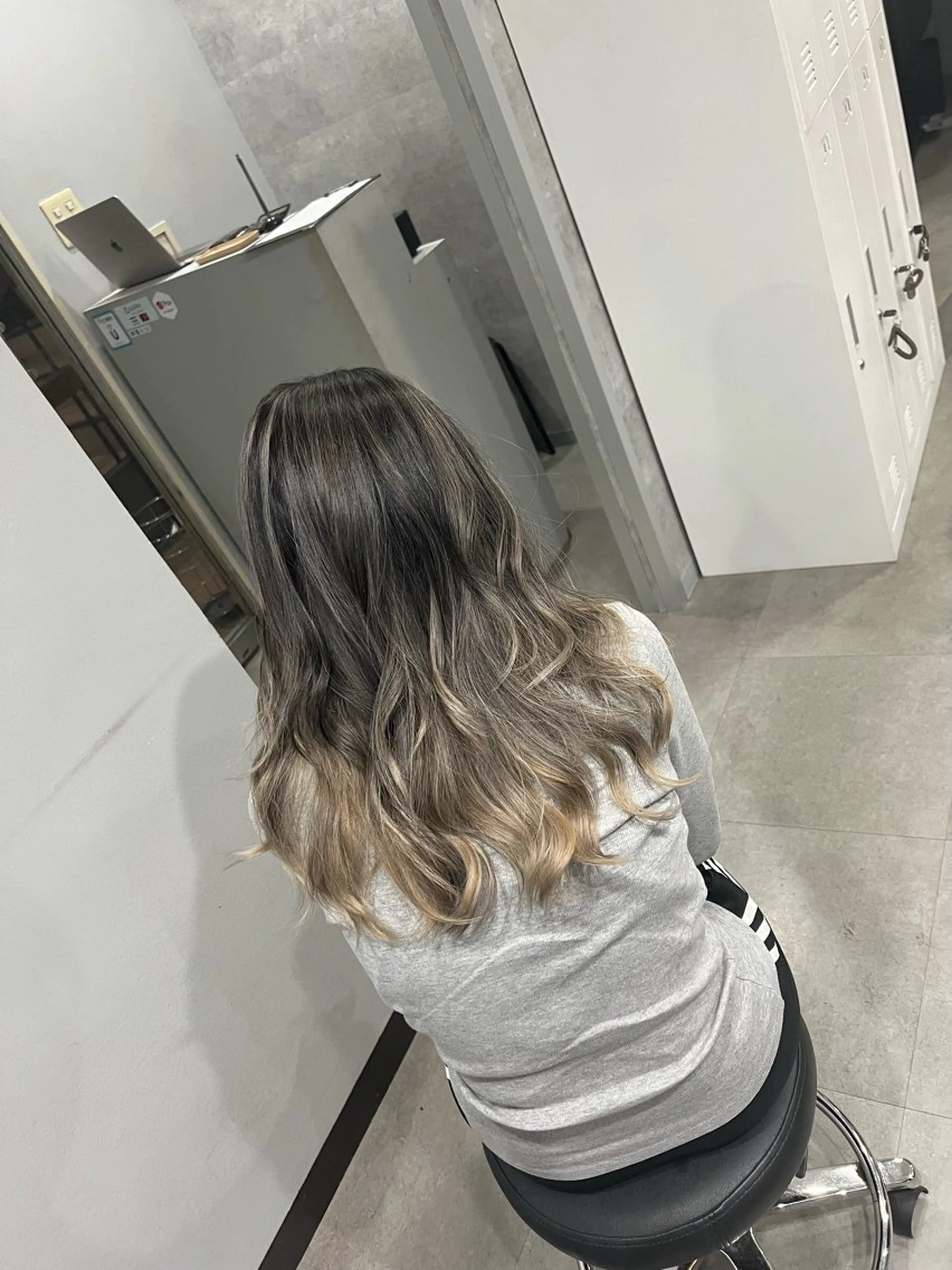 ロング カラー バレイヤージュ ベージュカラー グラデーションカラー ホワイトベージュ レイヤーカット ヘアカラー 寺嶋 貴大のヘアスタイル