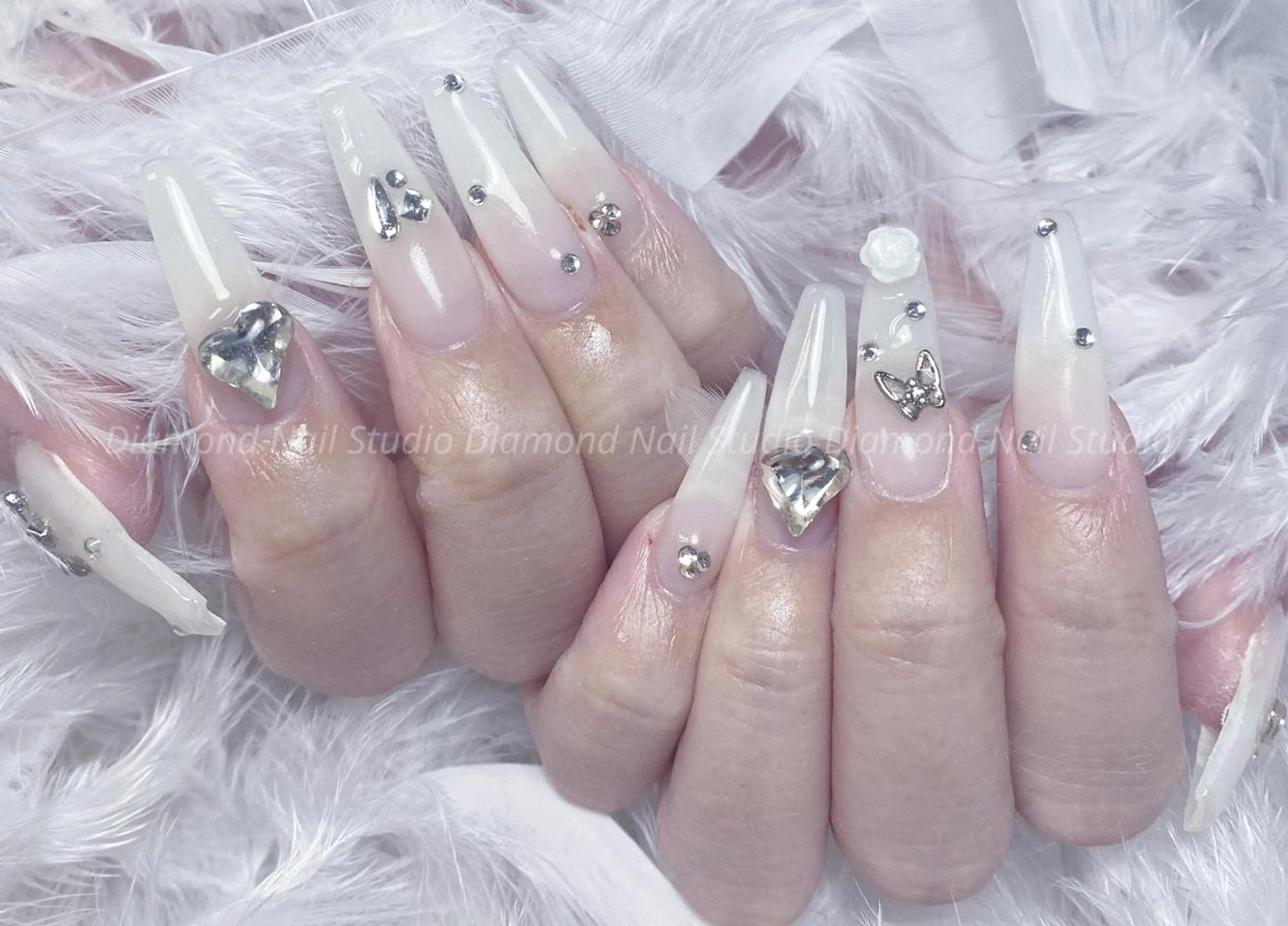 ネイル アートネイル オーロラネイル フラッシュネイル ガーリー キラキラネイル diamond ♥のネイルデザイン