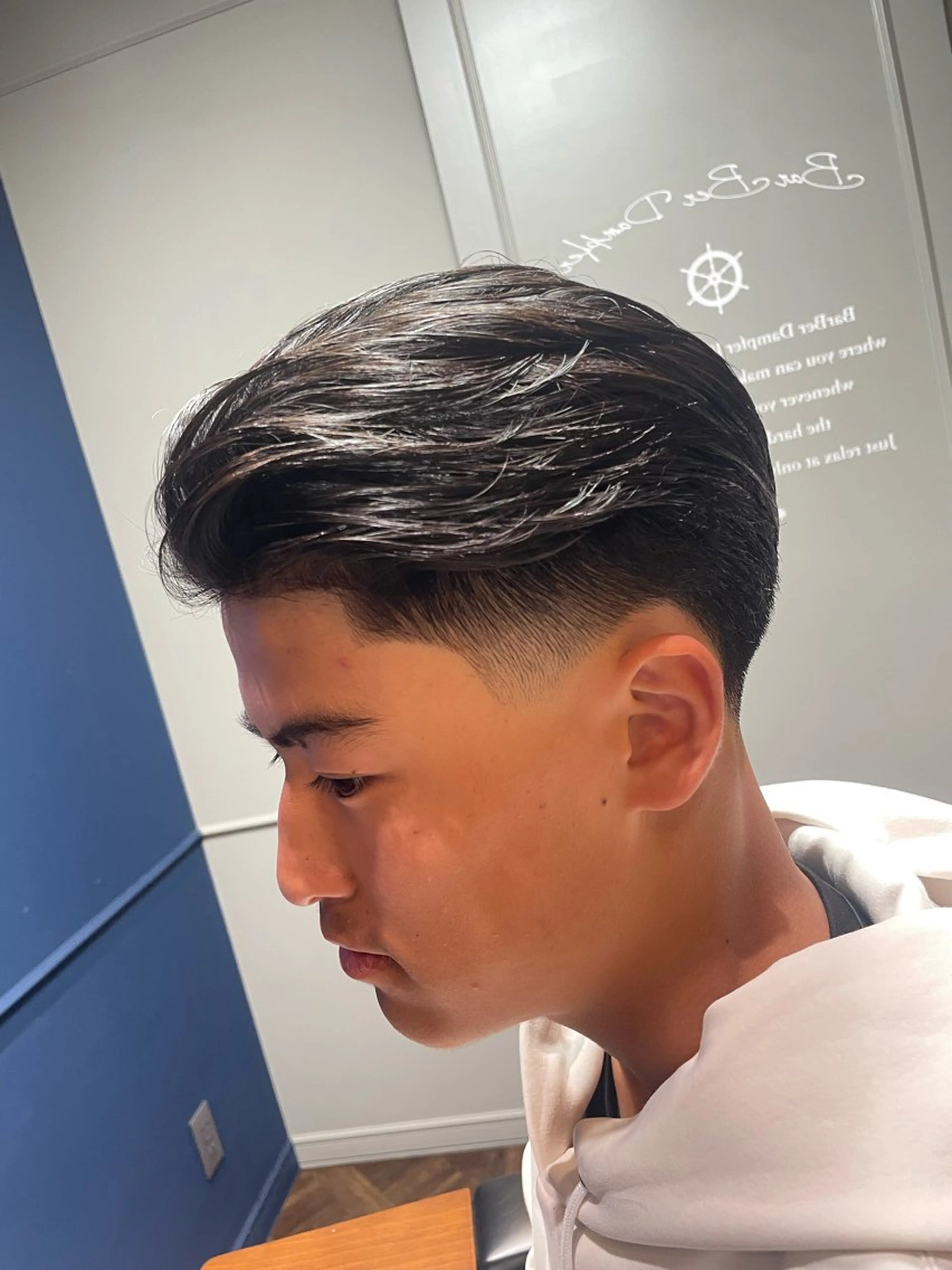 ミディアム メンズ センターパート フェードカット The Premium Barber Dampfer所属・西井 義就のヘアスタイル