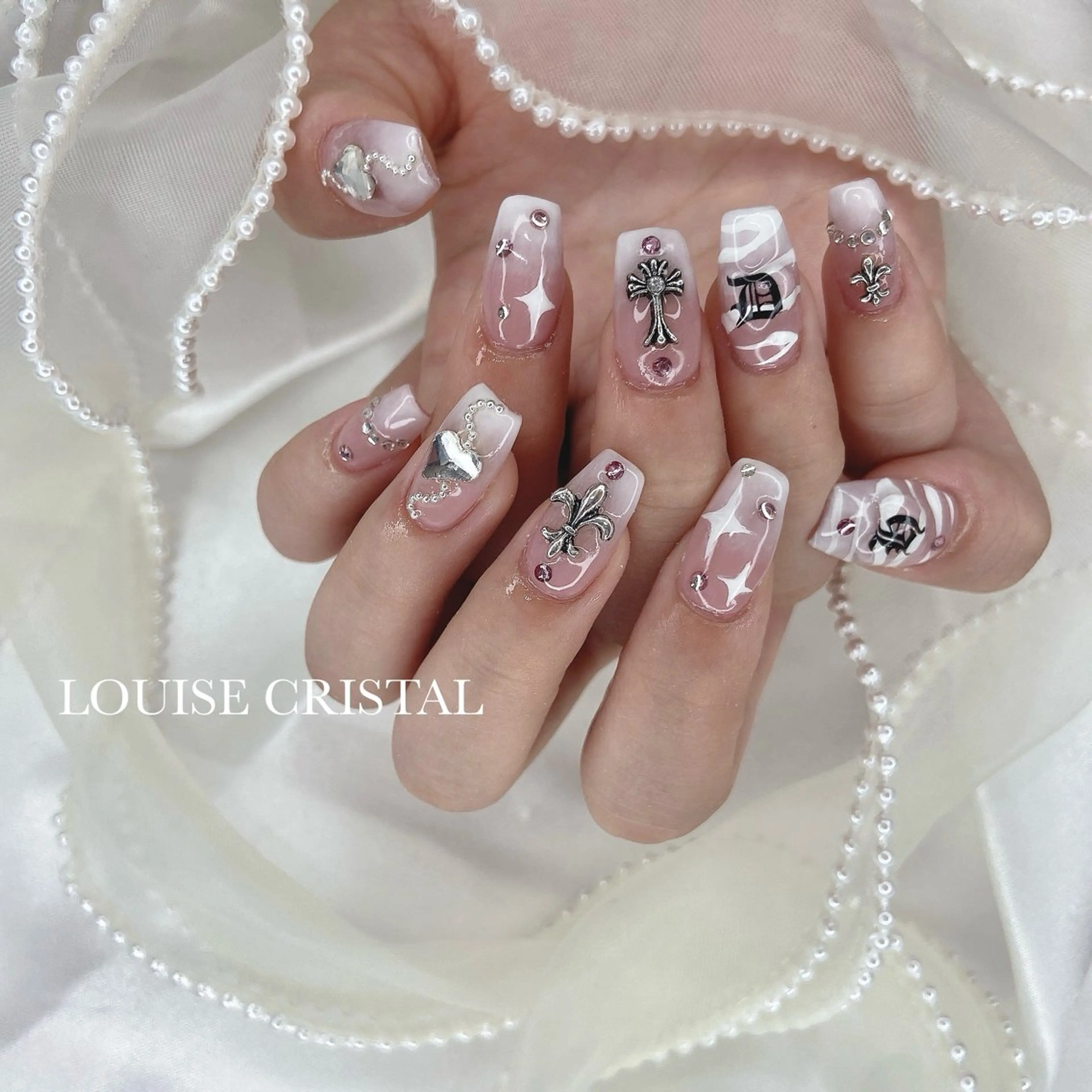 ネイル ハンドネイル LOUISE CRYSTALのネイルデザイン