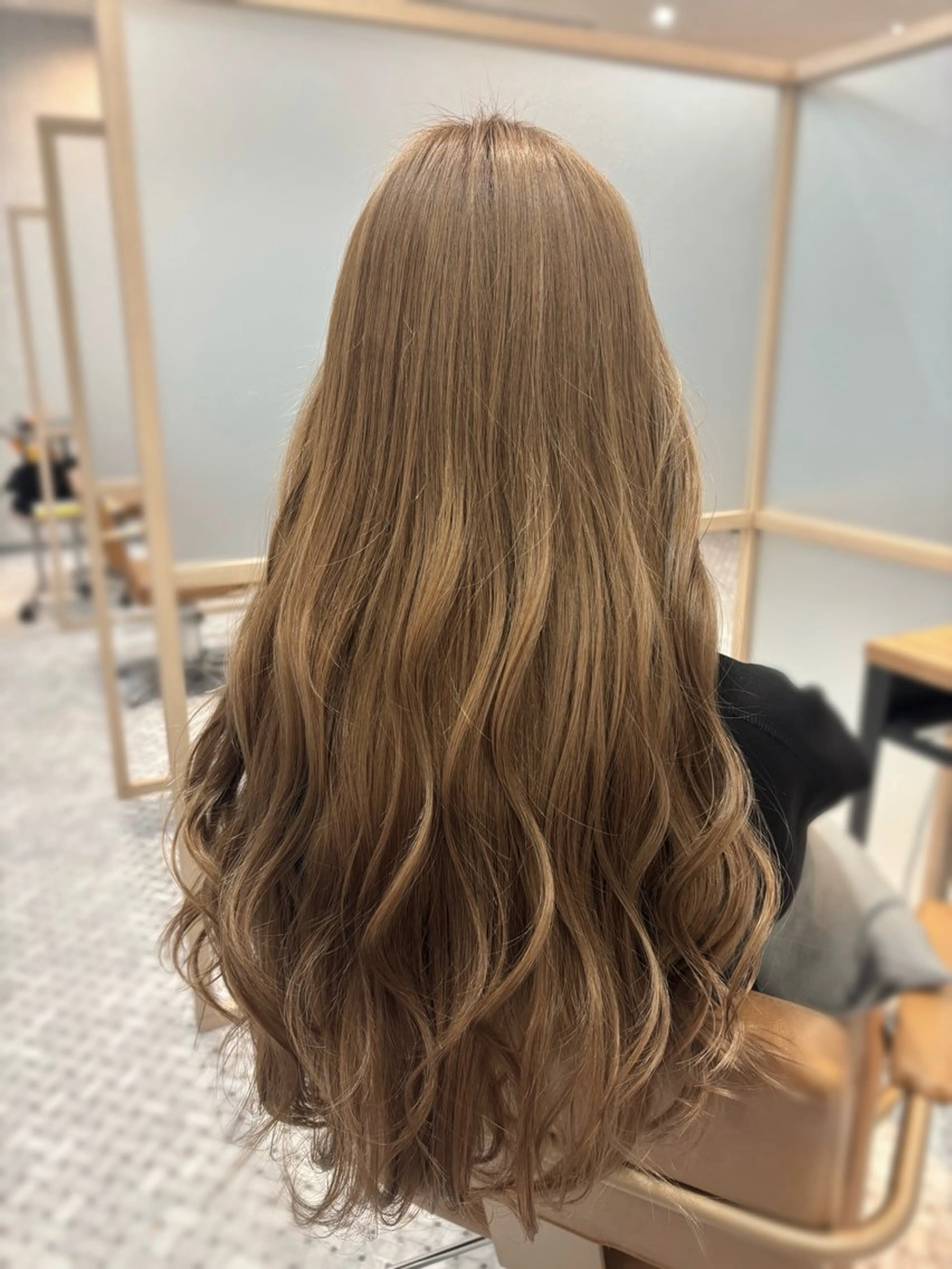 ロング カラー ベージュカラー ブリーチ ミルクティーベージュ Zina福岡天神 寺倉幸歩のヘアスタイル