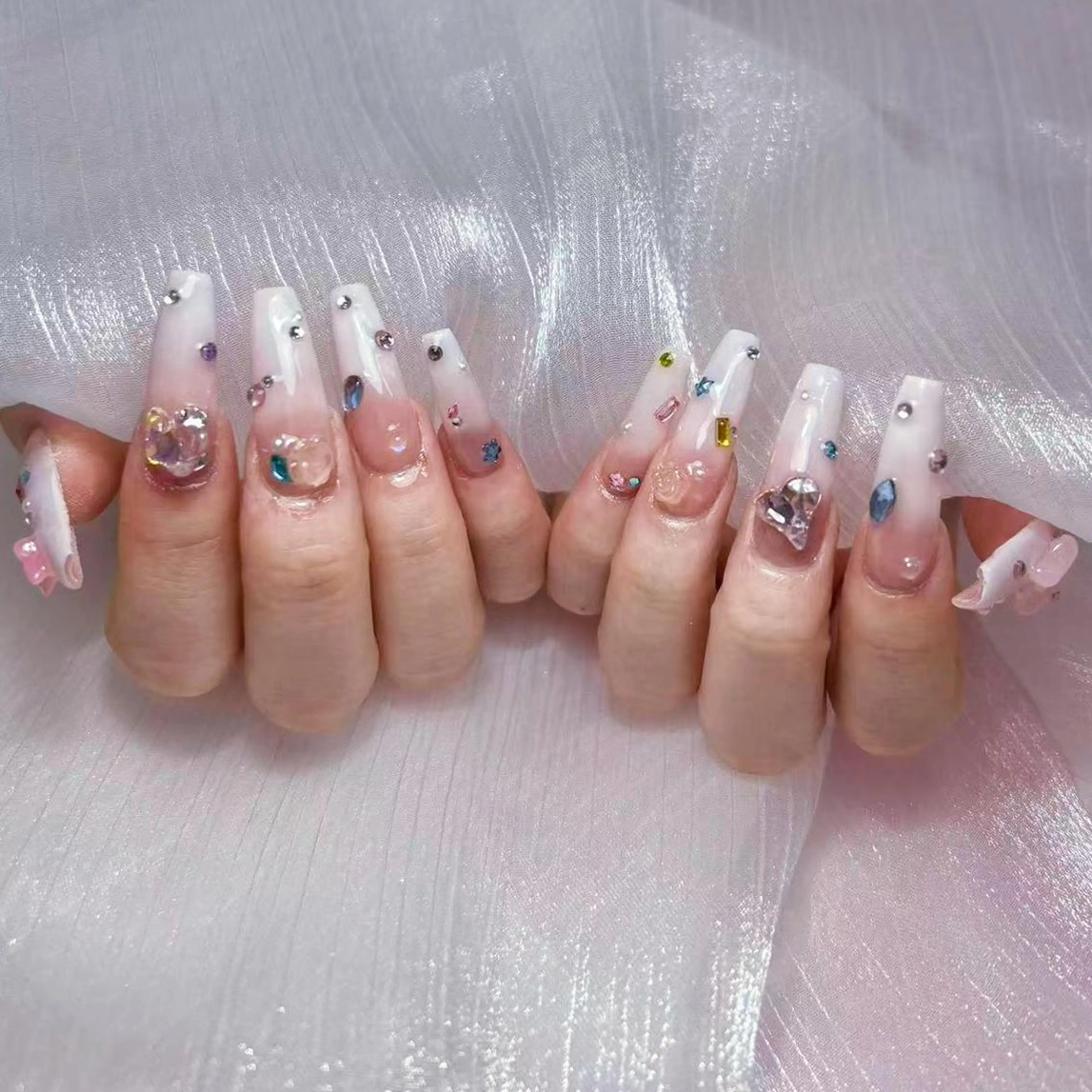 ネイル アートネイル オーロラネイル ガーリー キラキラネイル 韓国ネイル ハンドネイル DIANMOND NAIL🌸のネイルデザイン