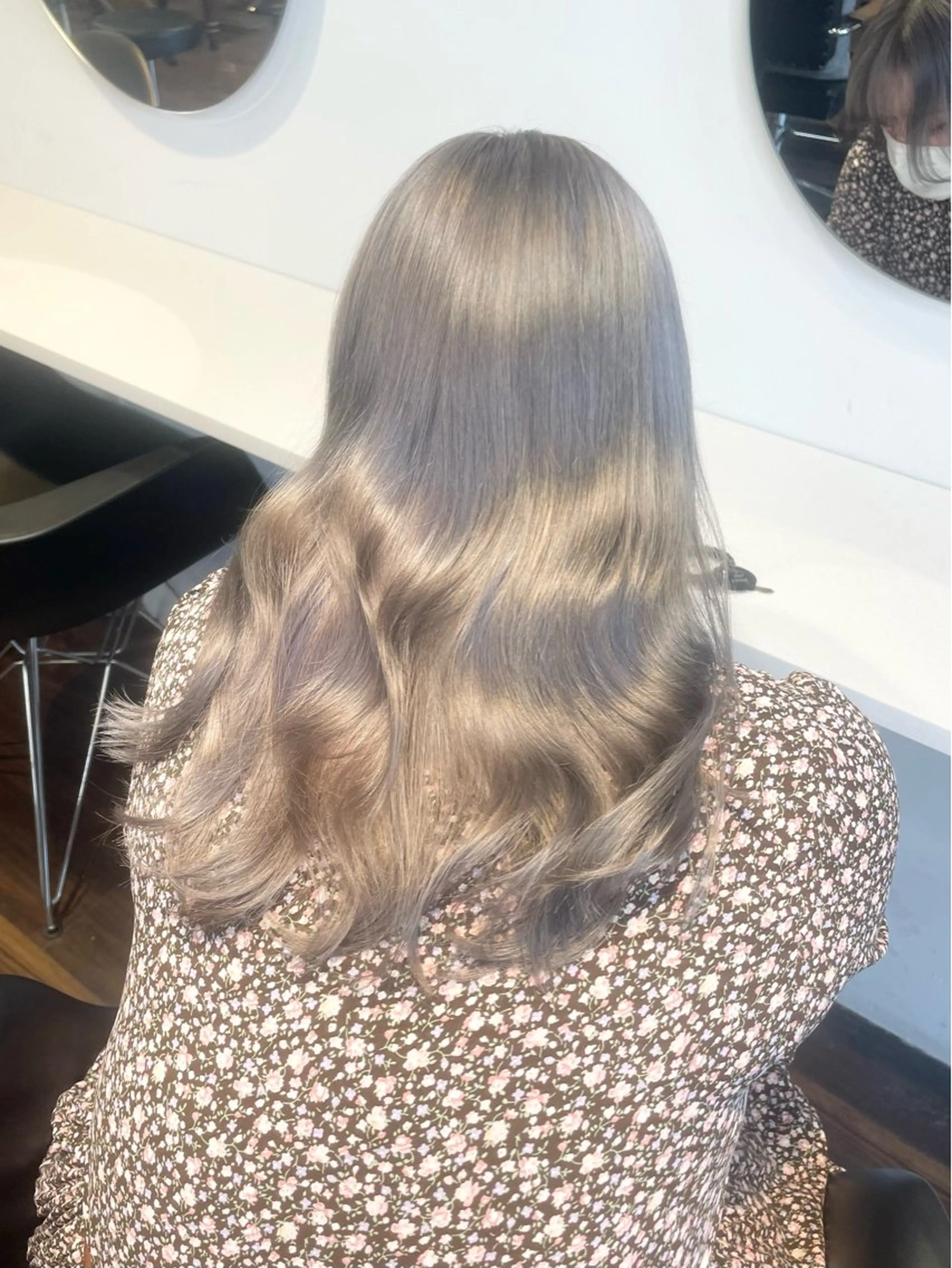 ロング カラー ヘアアレンジ アッシュ アッシュグレー ブリーチ ブロンド ダブルカラー maoブリーチ無し 似合わせカラーのヘアスタイル