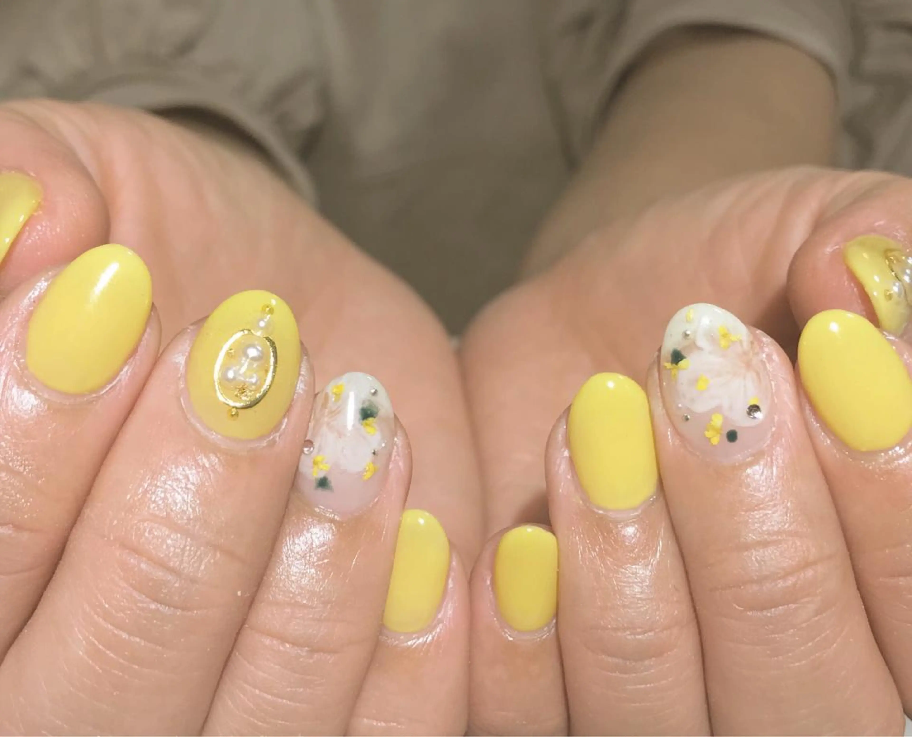ネイル フラワーネイル フットネイル シンプルネイル 春ネイル ホワイト ハンドネイル ネイル フフラ所属・nail fufla ♡yamane♡のネイルデザイン