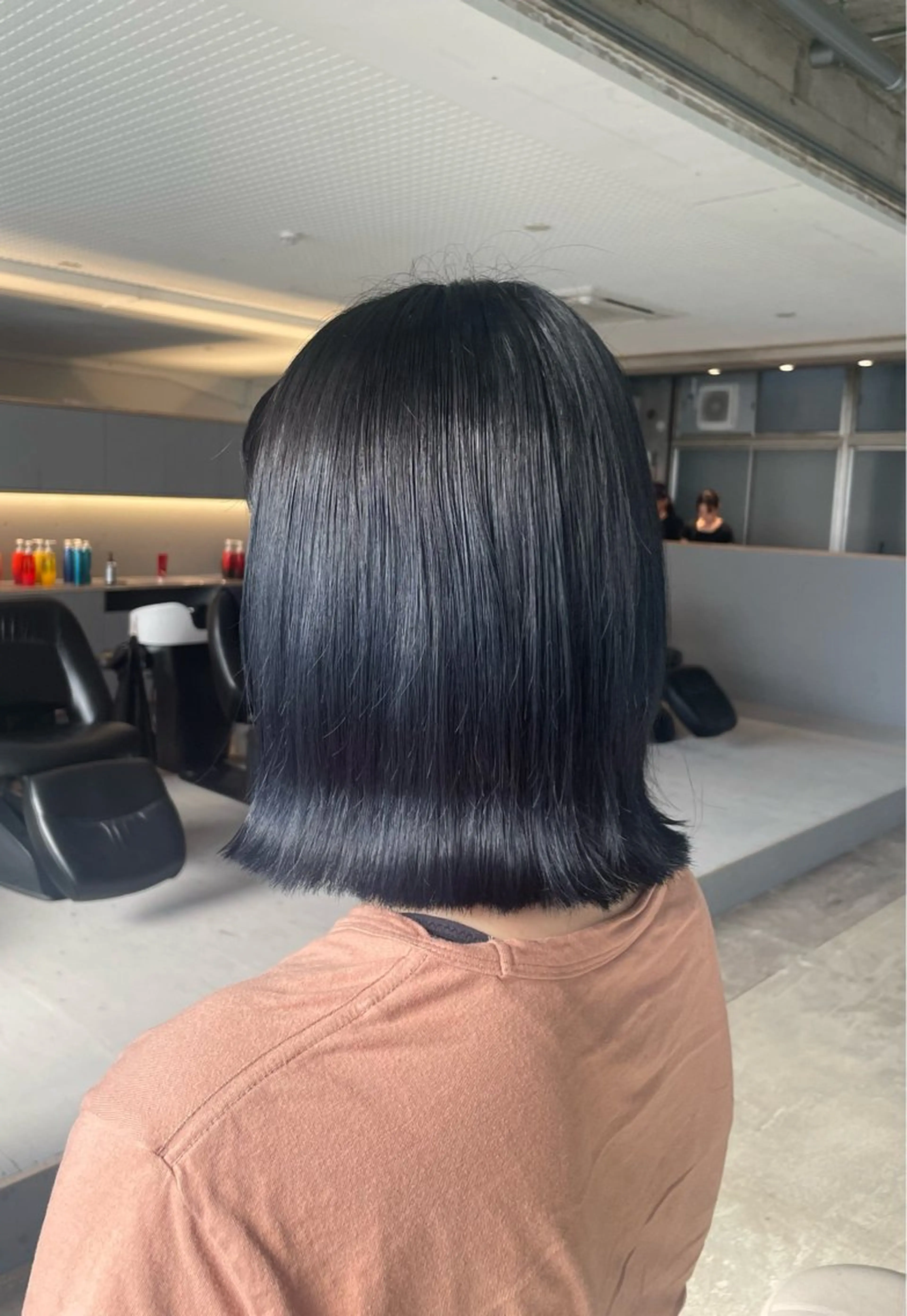 ミディアム カラー 黒髪 ブリーチ ブルーカラー ブルーブラック ヘアカラー 安藤 まりのヘアスタイル