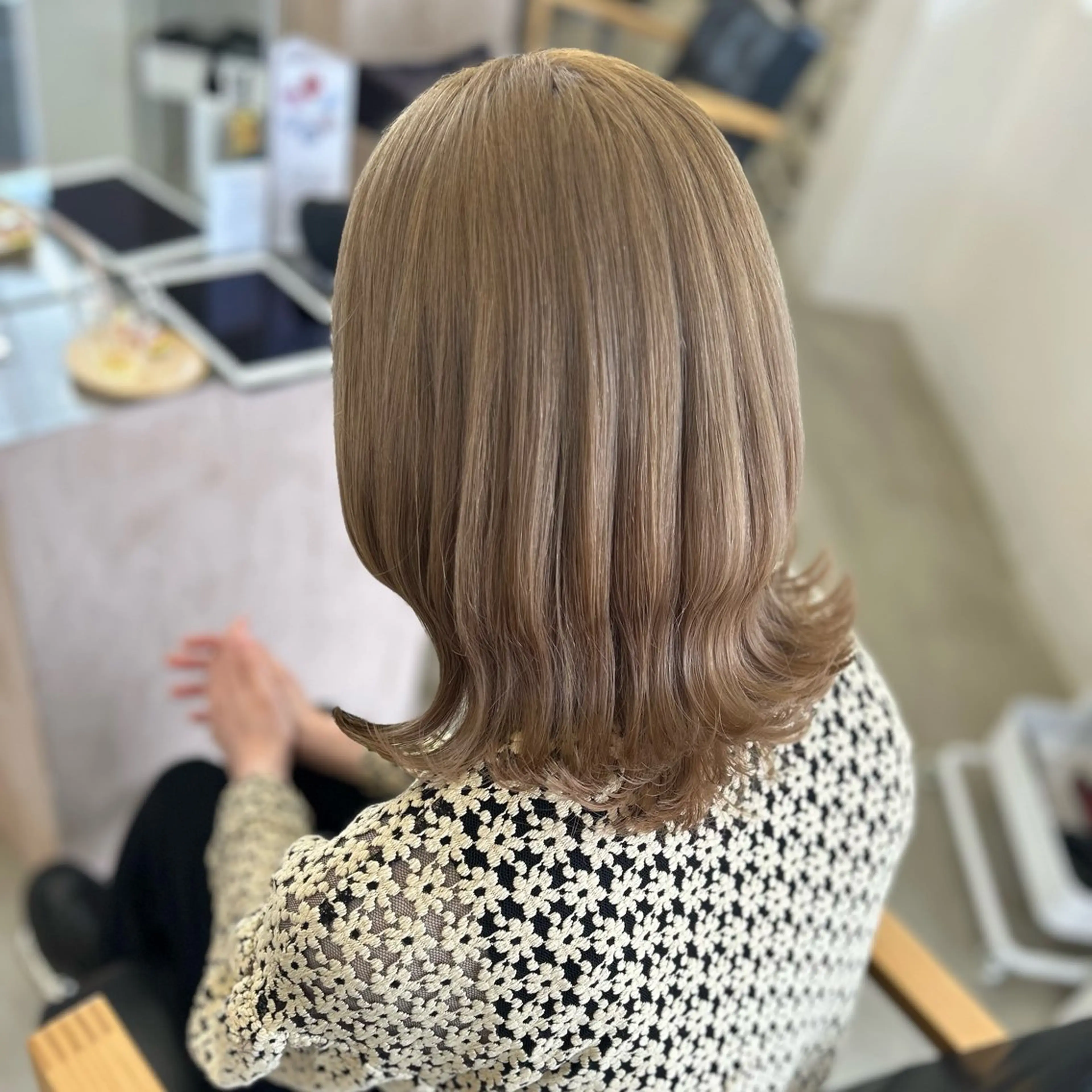 ロング カラー ベージュカラー ブリーチ ミルクティーベージュ 髪質改善 レイヤーカット ヘアカラー noa  🦋 ブリーチ/暖色のヘアスタイル