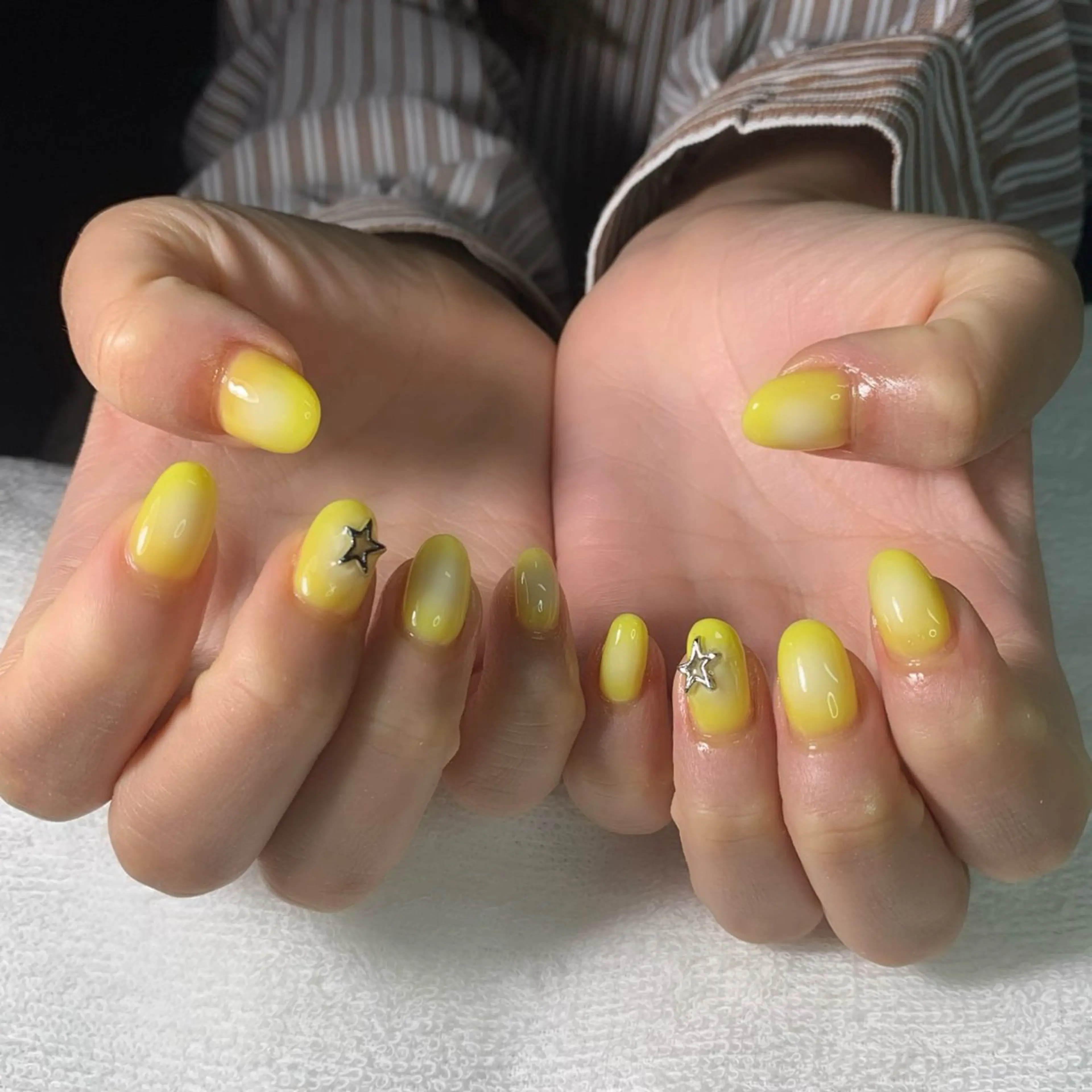ネイル チークネイル 黄色 ハンドネイル フットネイル MHR nailのネイルデザイン