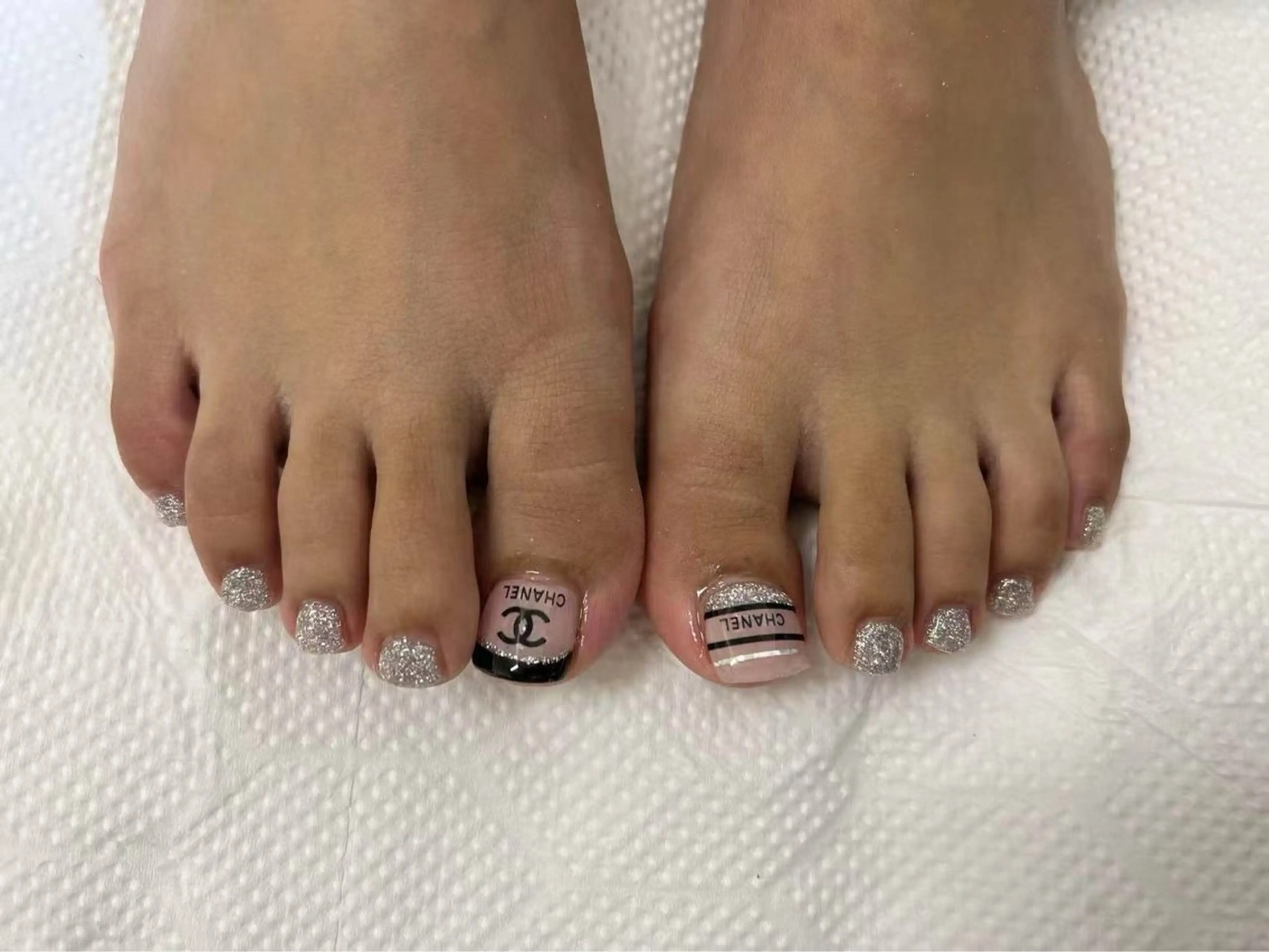 フットジェルネイル（オフあり★ミニモ限定価格★）ワンカラー➕親指2本アートの写真