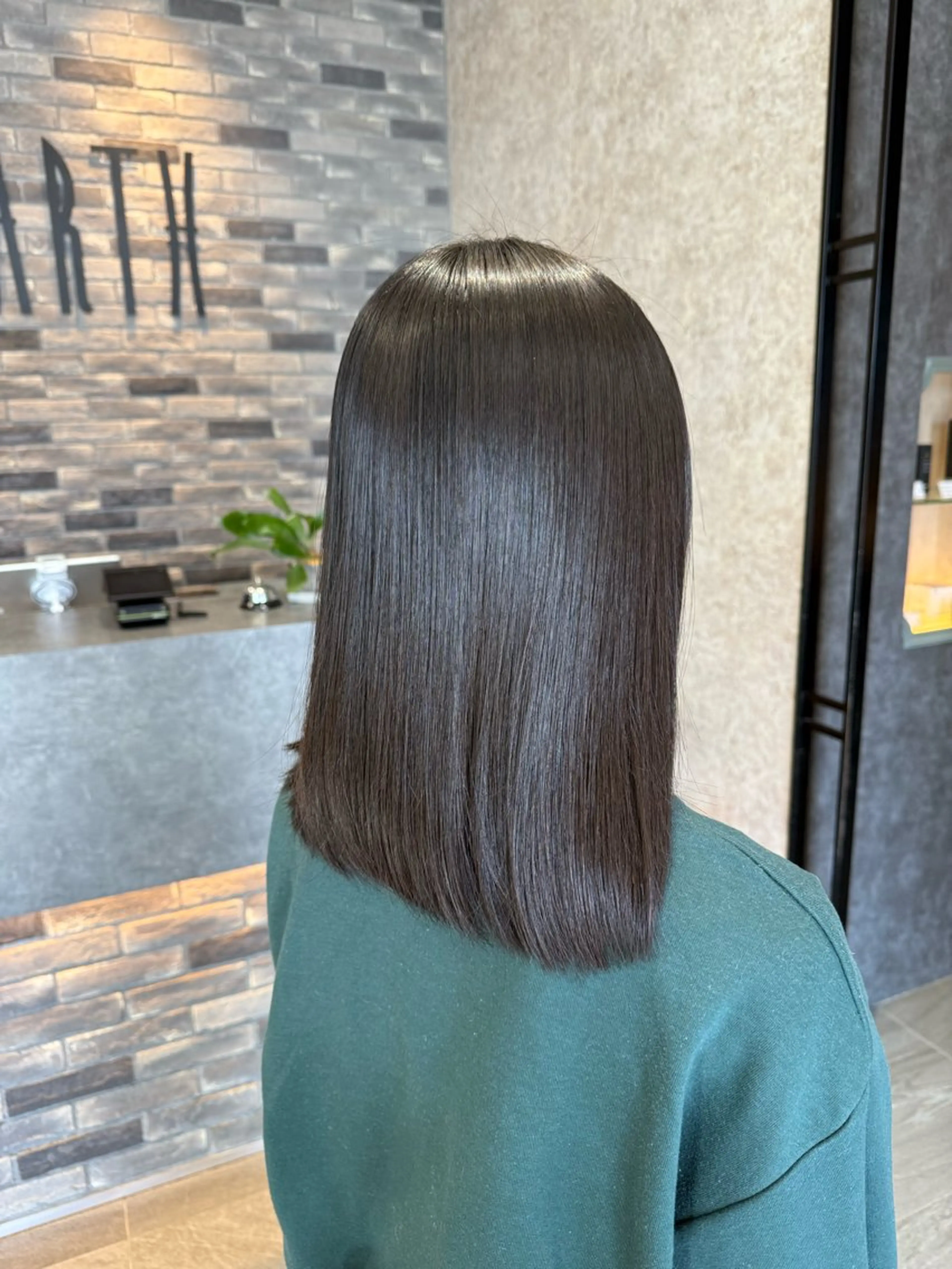 ミディアム カラー ヘアカラー トリートメント 【earth】オガタ 🫧髪質改善縮毛🫧のヘアスタイル
