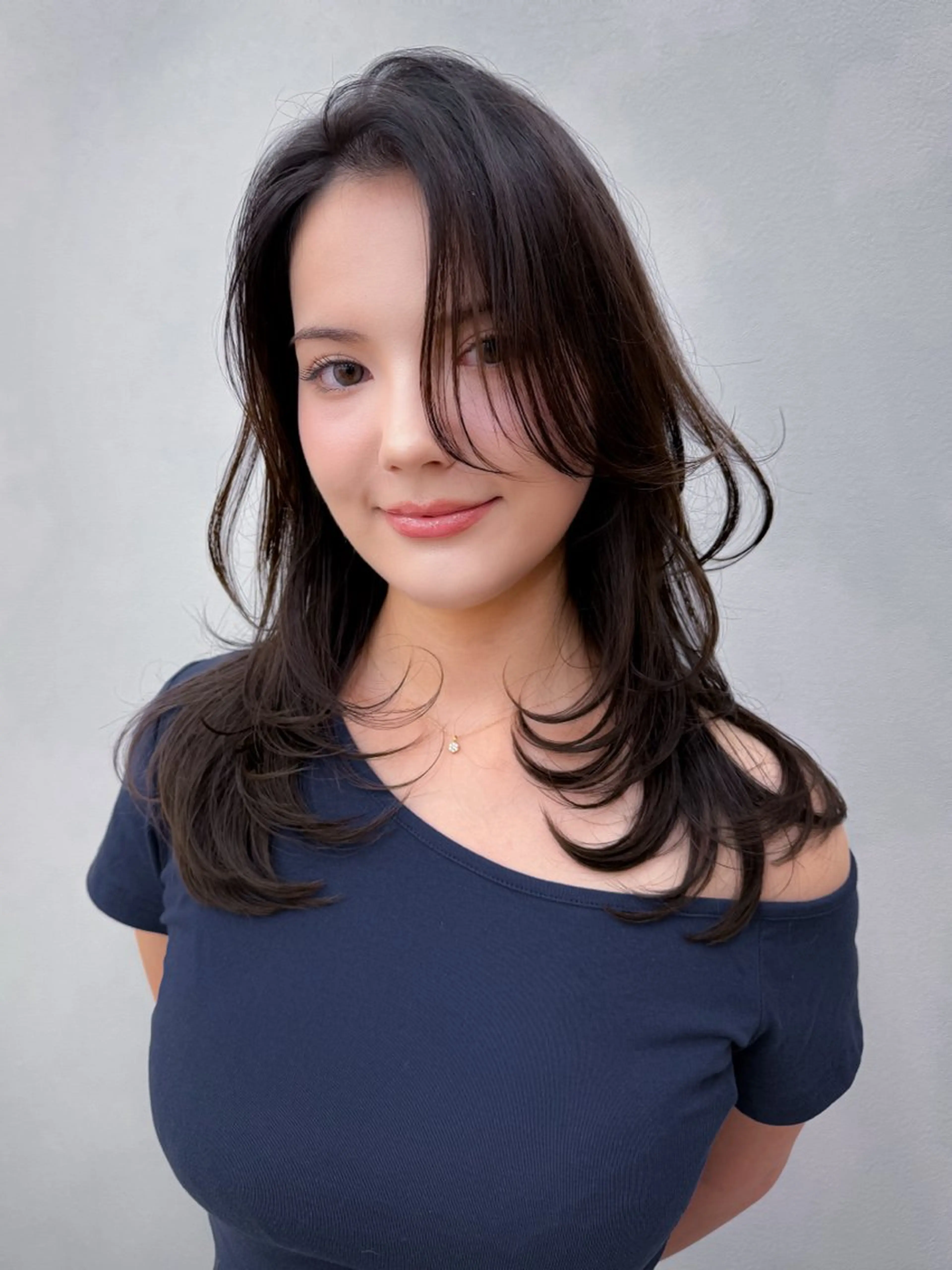 セミロング カラー 黒髪 ブルーカラー ブルーブラック レイヤーカット カット ヘアカラー ✨コテ巻き風パーマ ✨川合佑哉のヘアスタイル