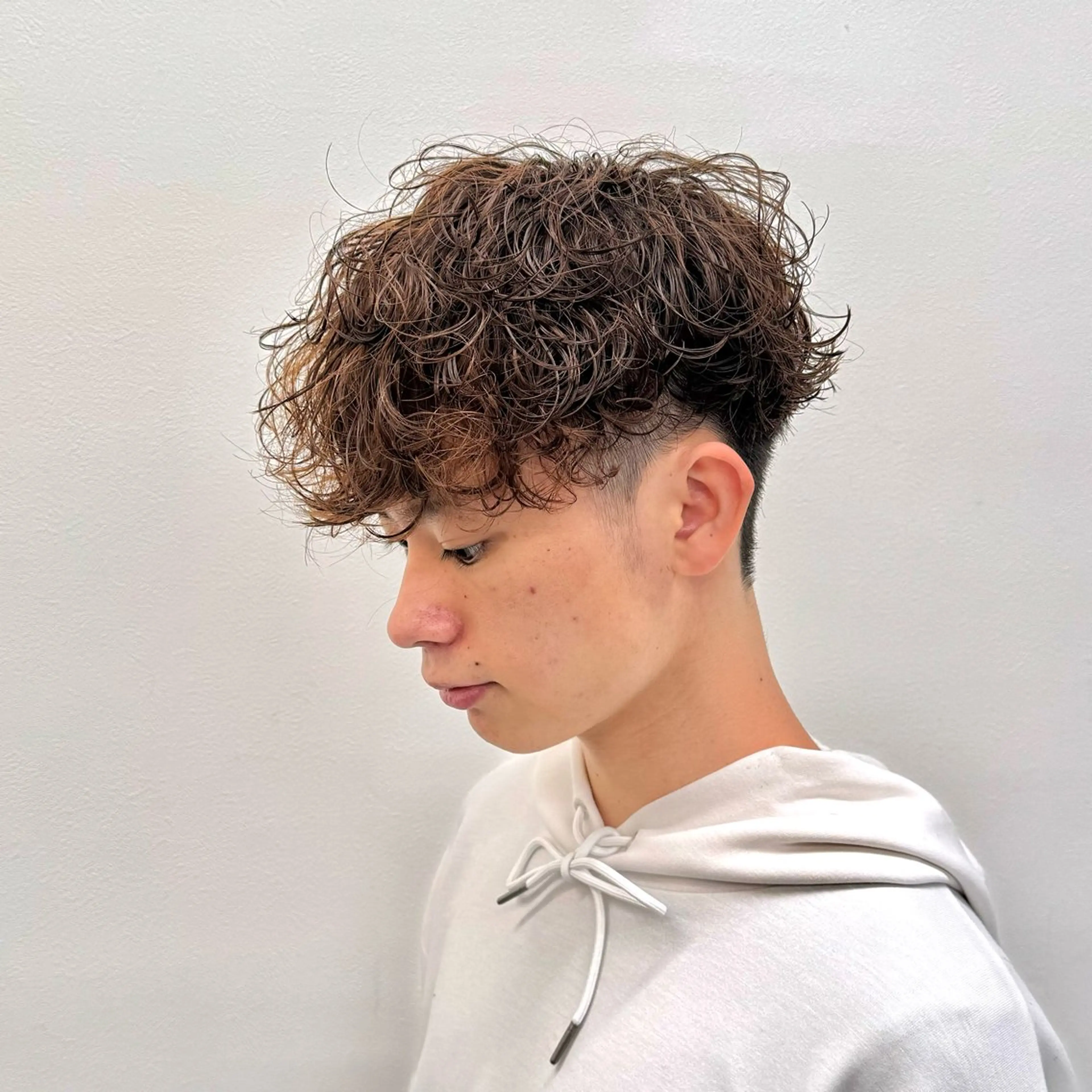 ミディアム パーマ ヘアアレンジ メンズ ミディアムパーマ メンズパーマ 波巻きパーマ カット パーマ トリートメント ヘッドスパ ヘアセット 顔まわりカット の達人のヘアスタイル