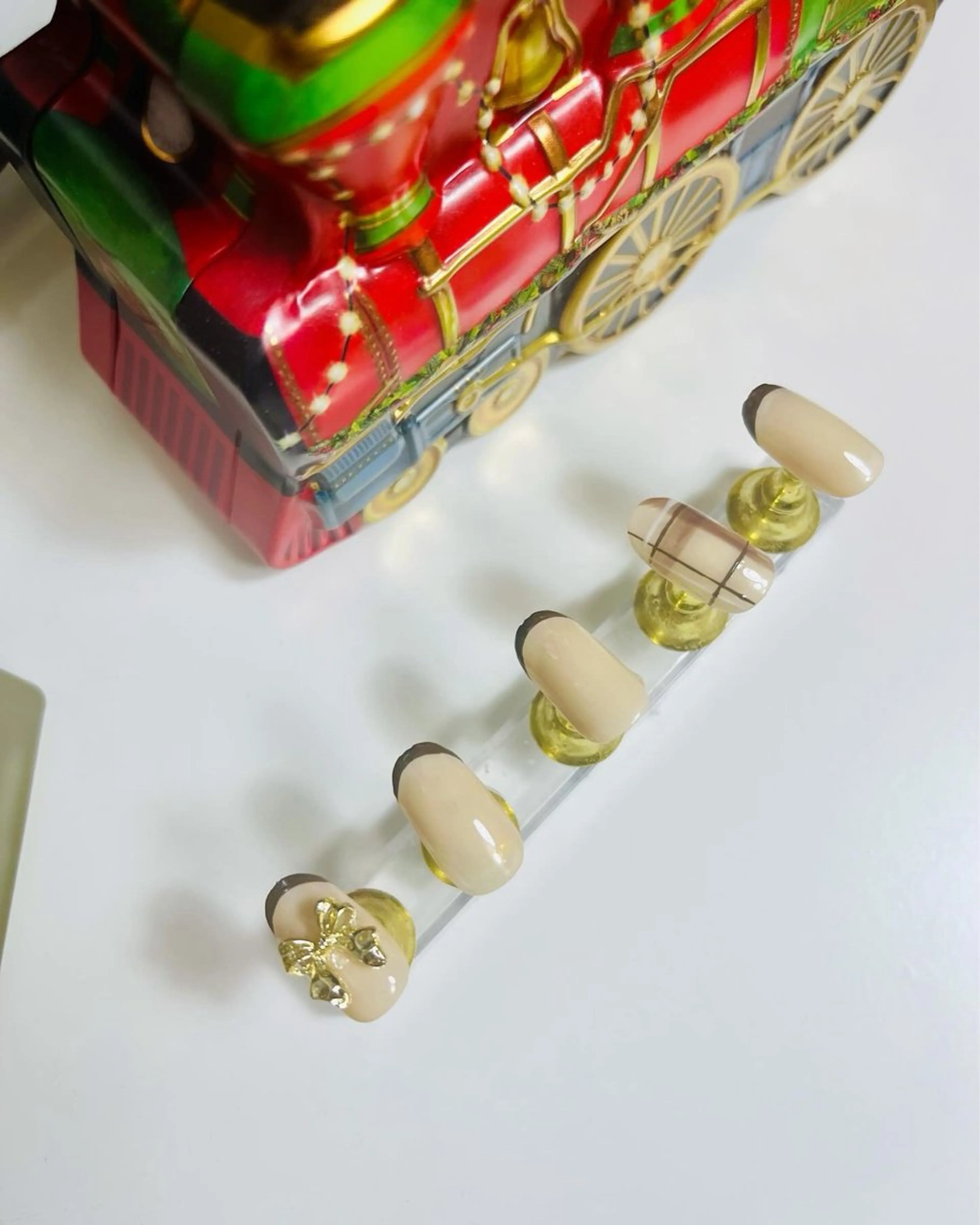 ネイル ブラウン リボン nail room.のネイルデザイン